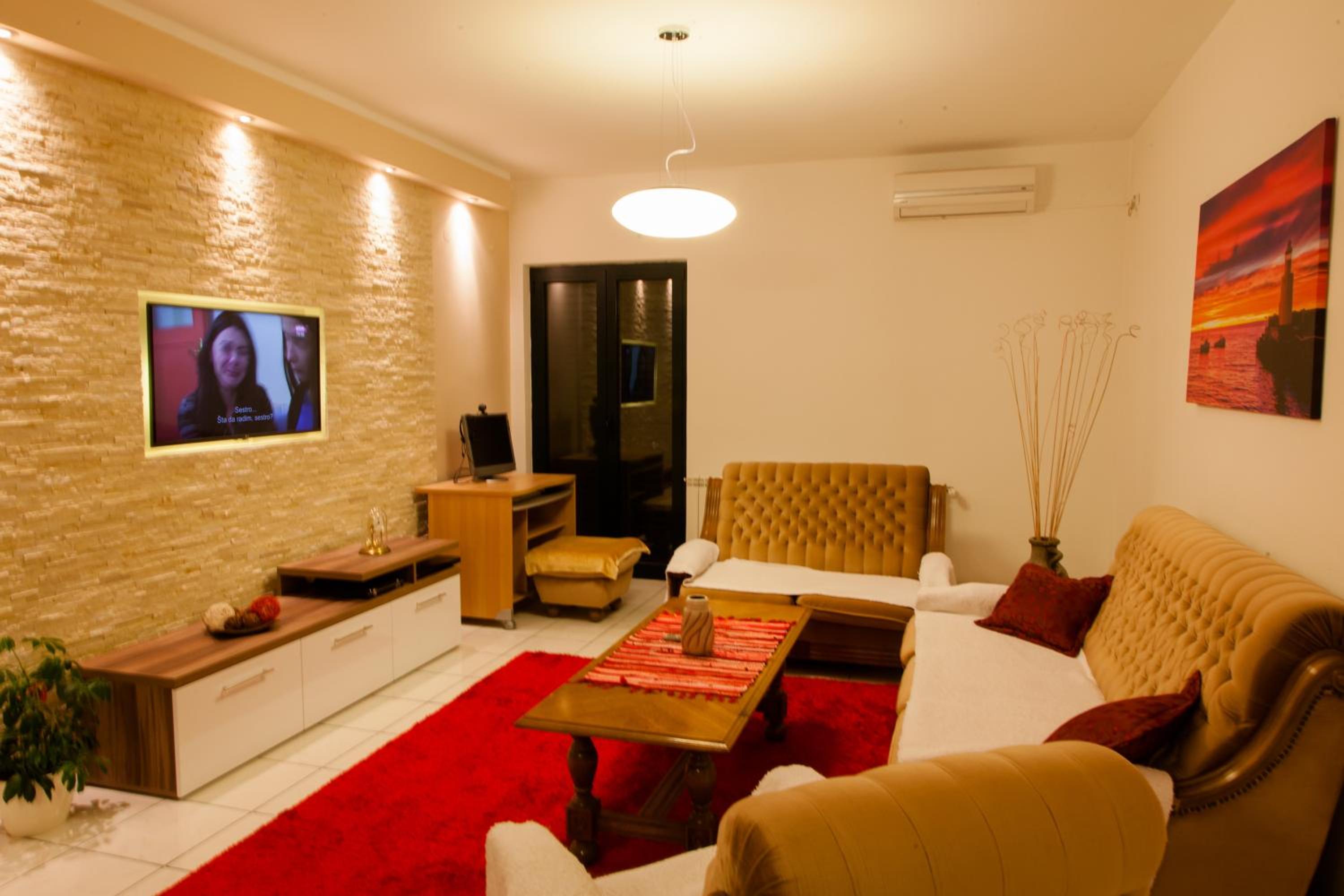 Three-Bedroom Apartment with Balcony and Garden View - Photo 19