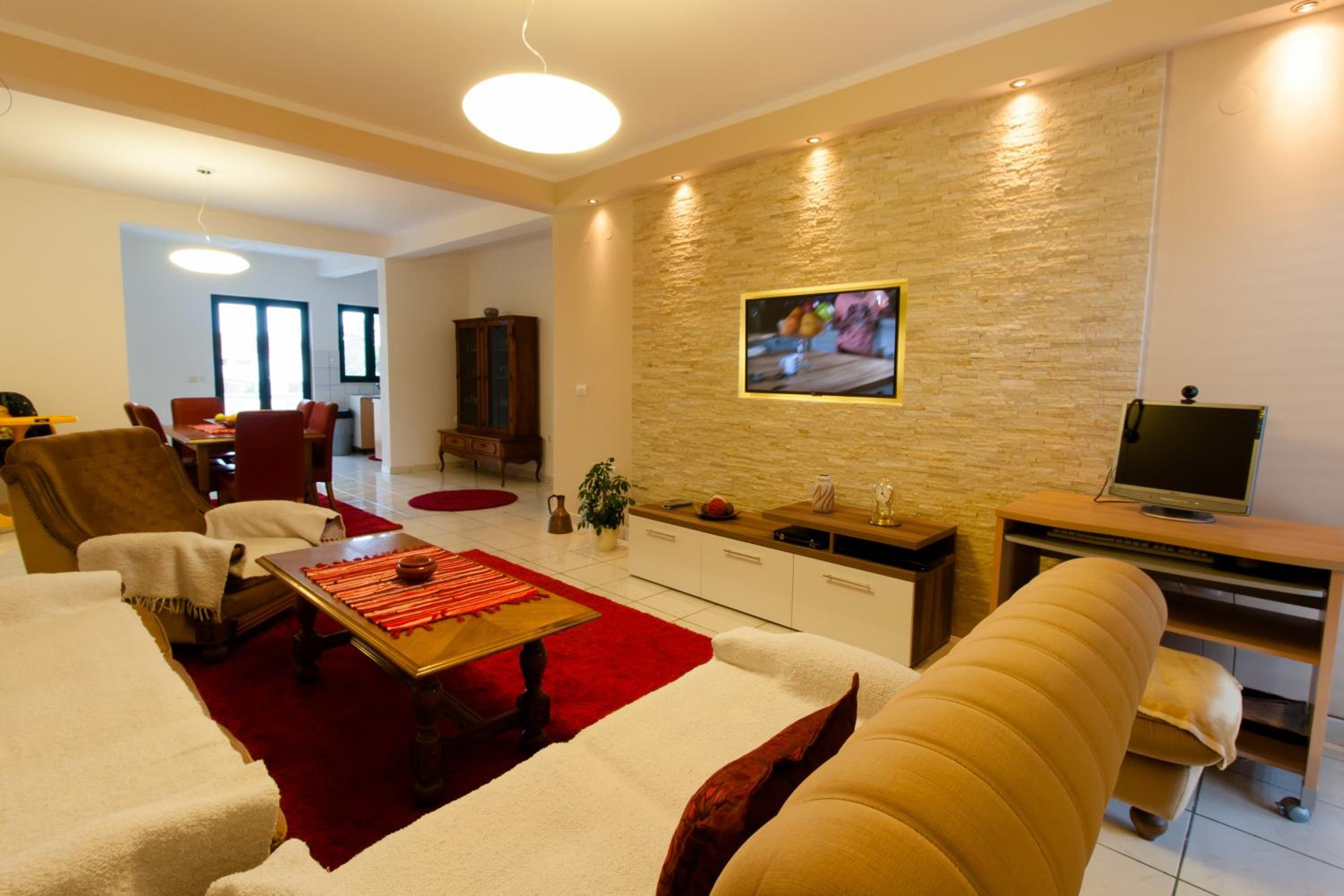 Three-Bedroom Apartment with Balcony and Garden View - Photo 13