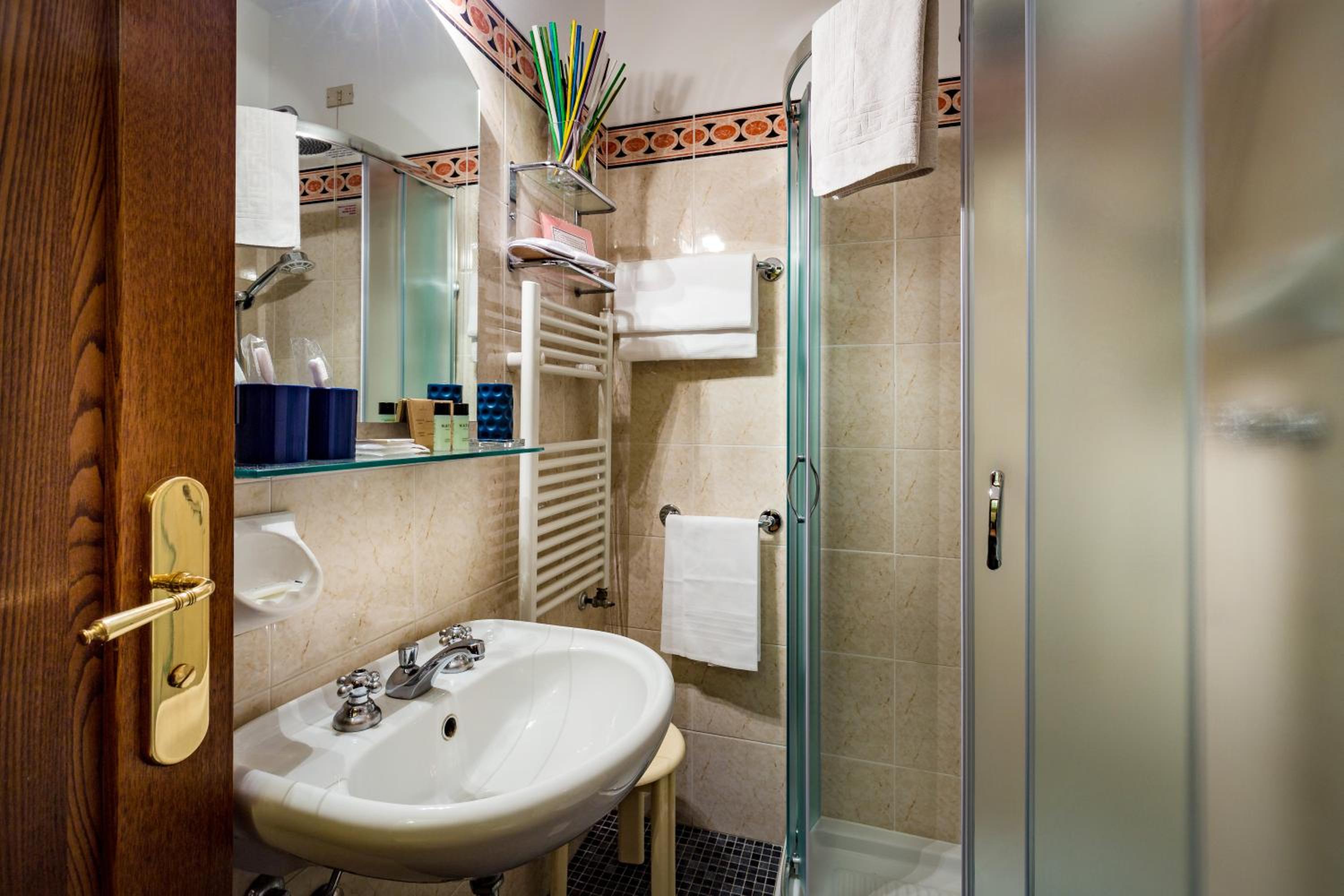 Double or Twin Room - Photo 9