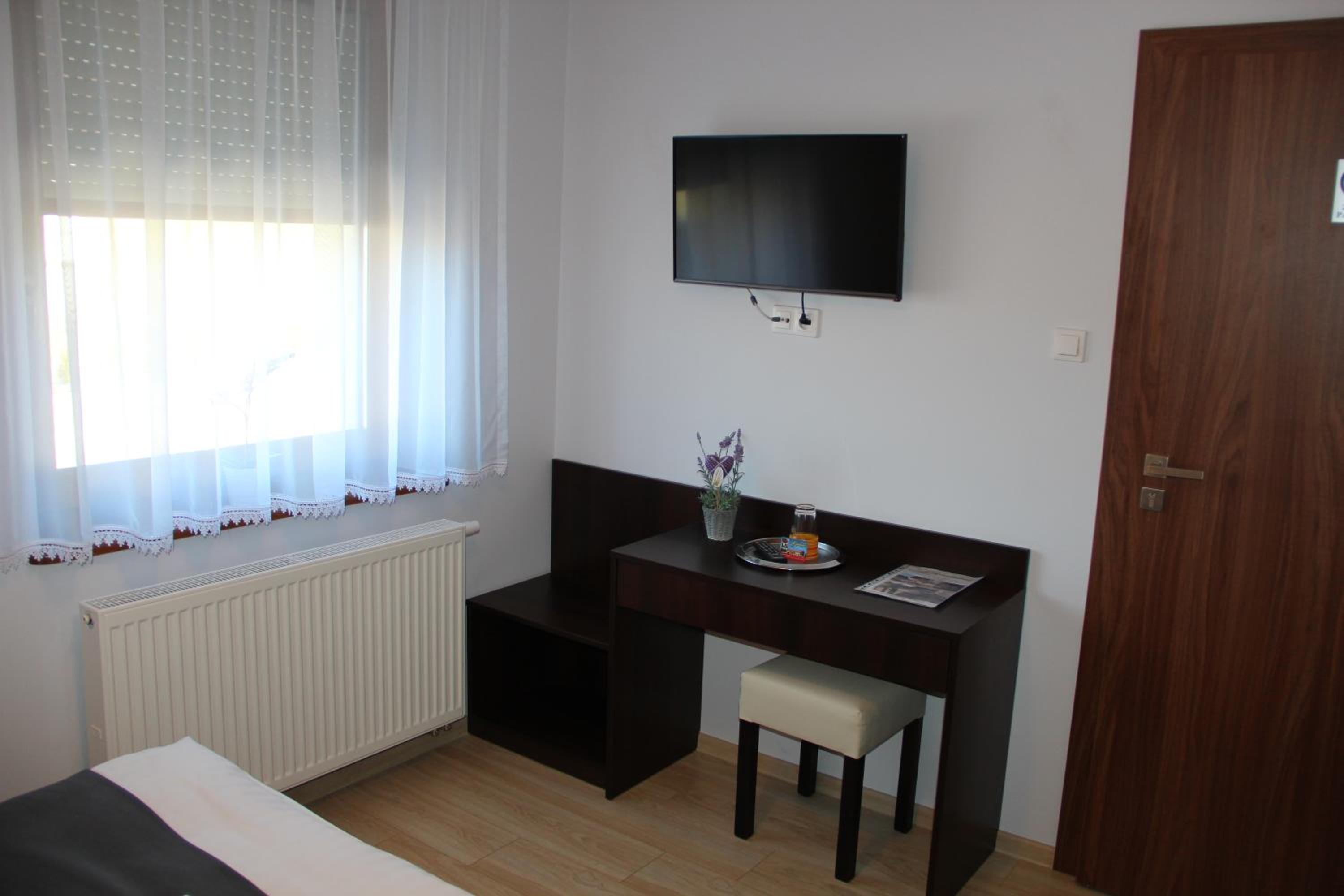 Twin Room with Private Bathroom - Photo 1