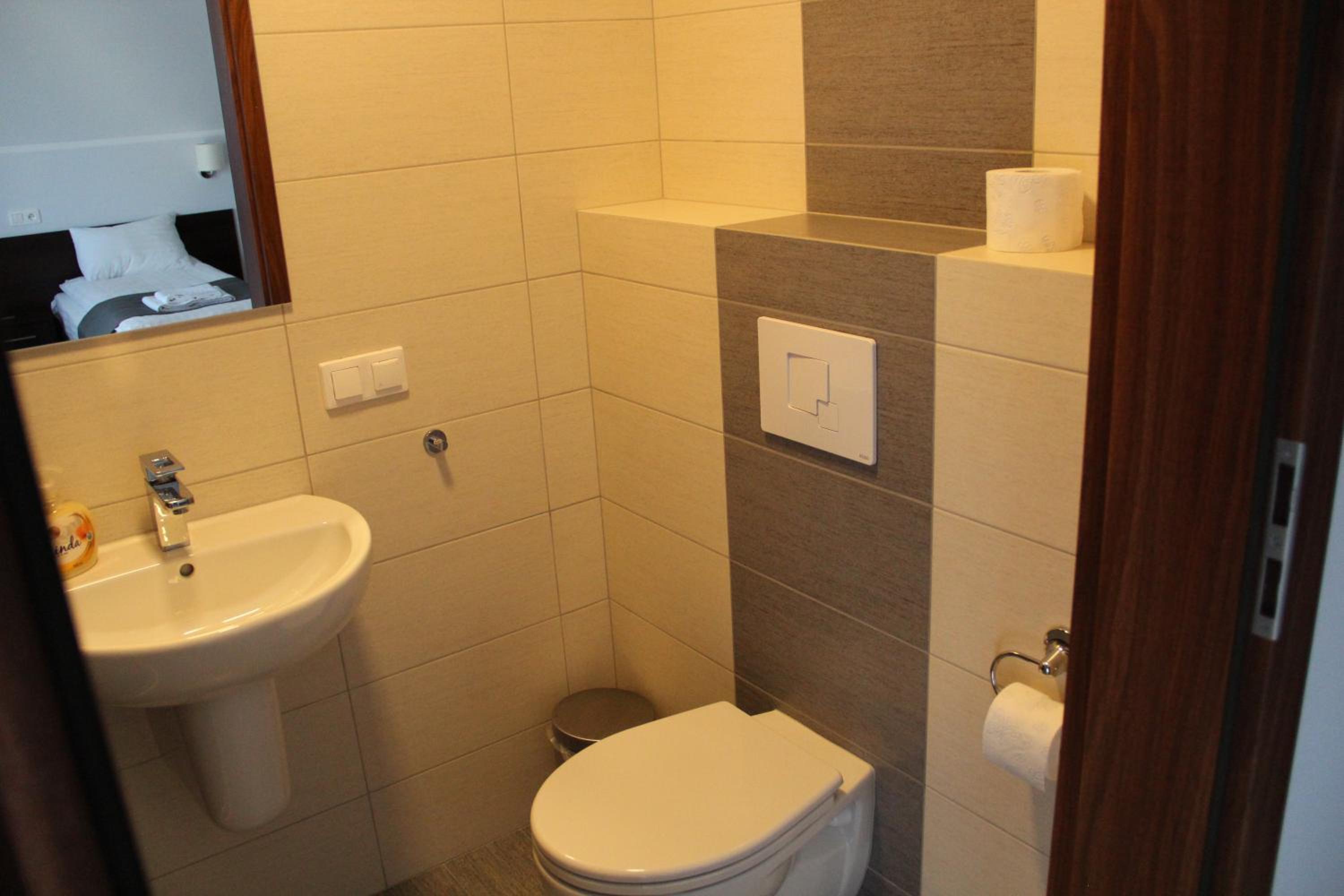 Twin Room with Balcony - Photo 8