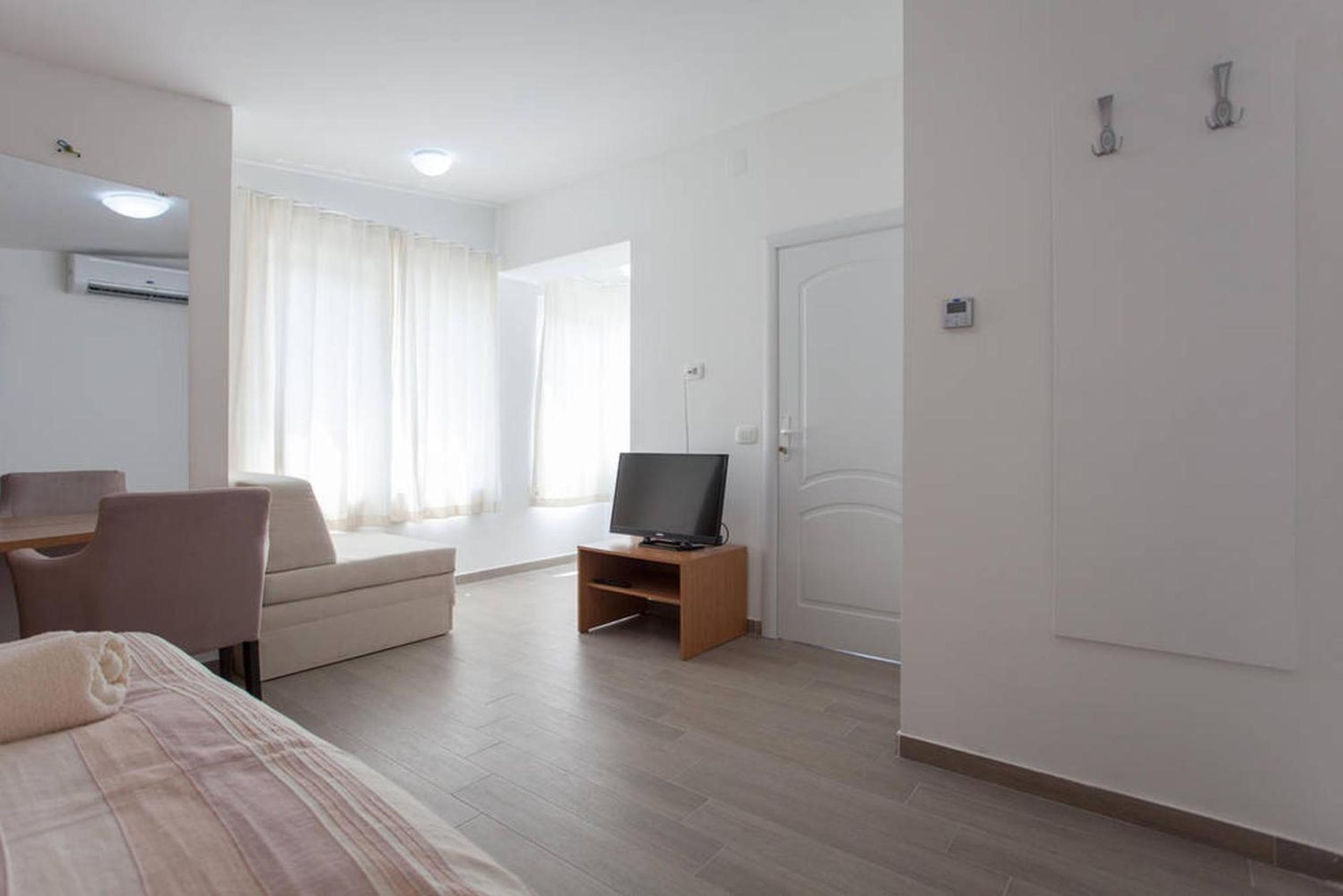 Apartment with Lake View - Top Floor - Photo 17