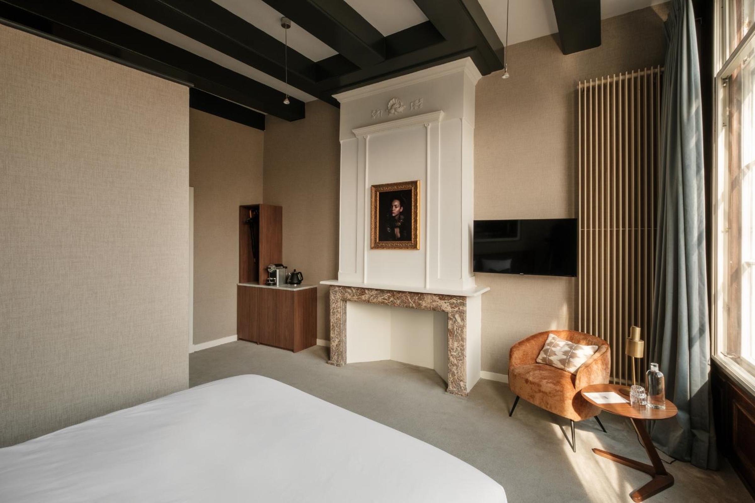 Superior Double room with canal view thumbnail 5
