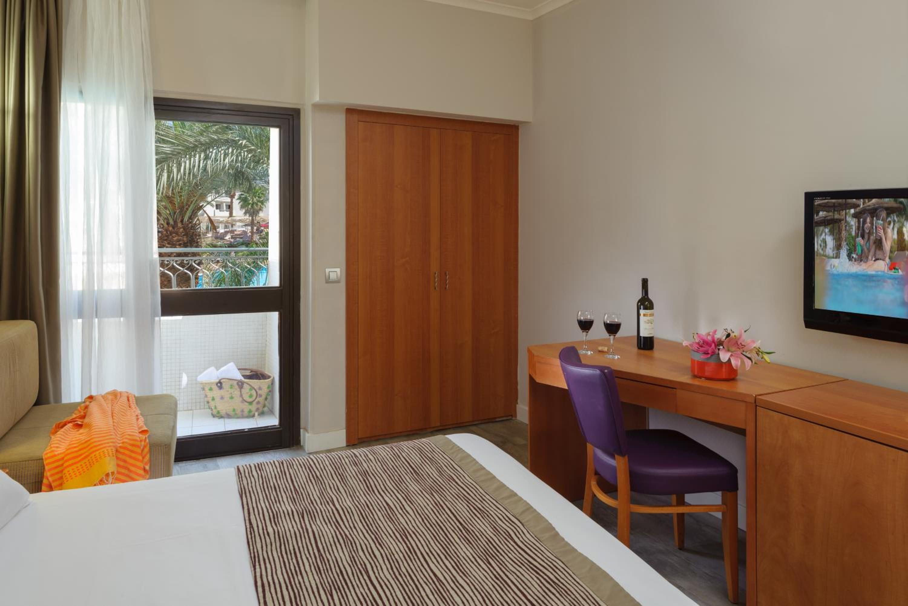 Superior Double Or Twin (2 Adults + 1 Child) With Pool View photo 1