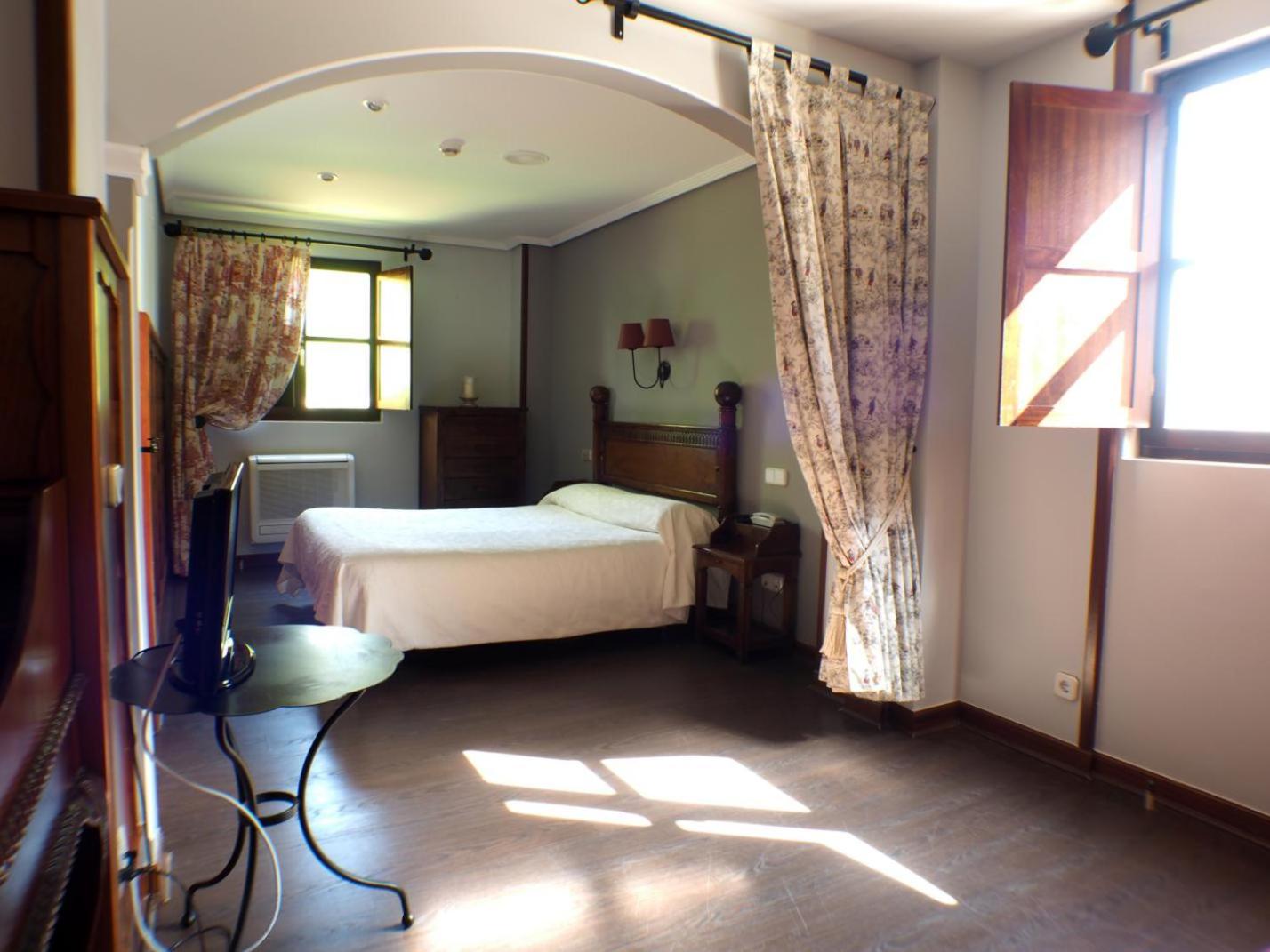 Family Room (2 Adults + 2 Children) - Photo 1