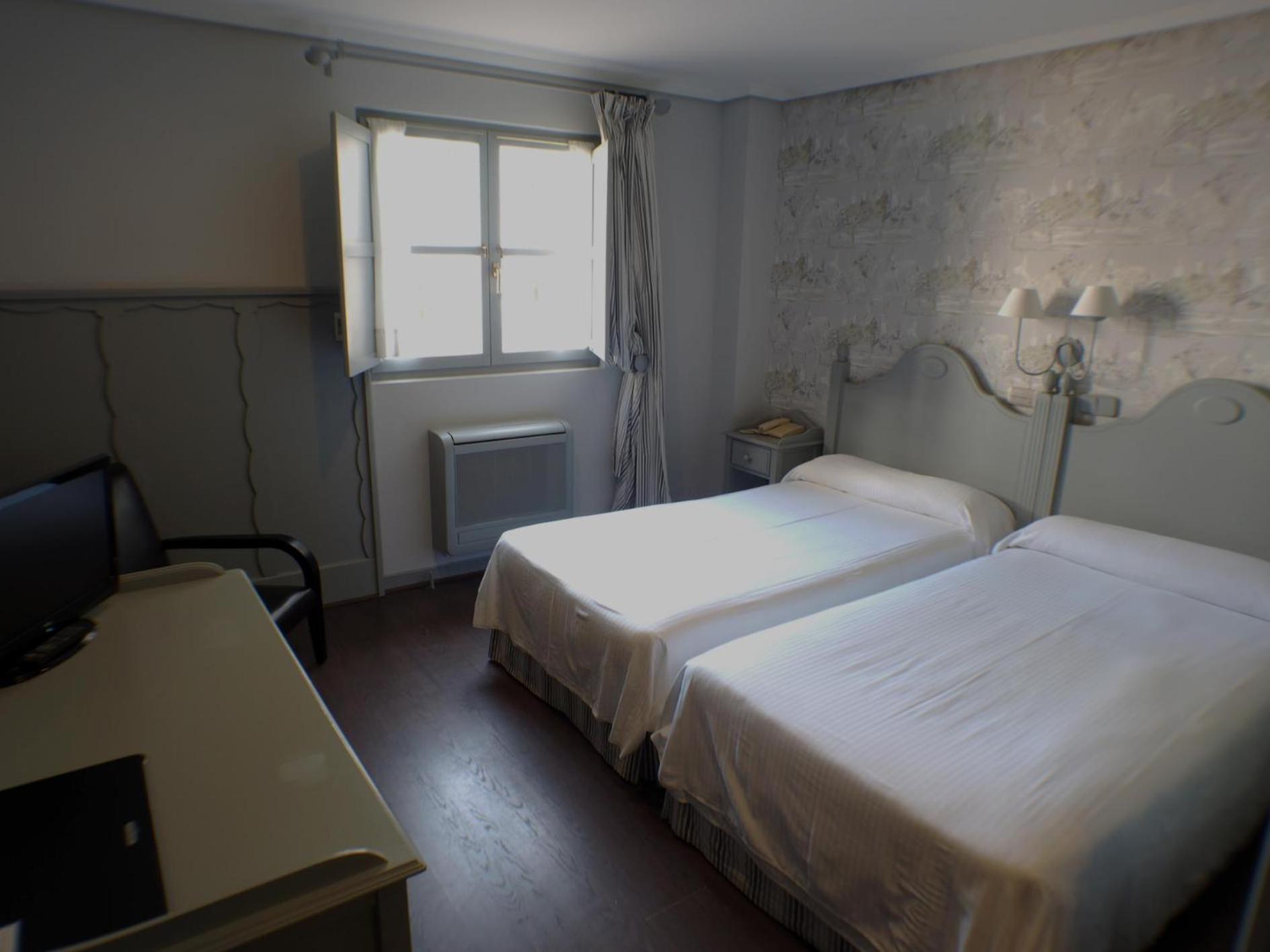Double or Twin Room - Photo 10