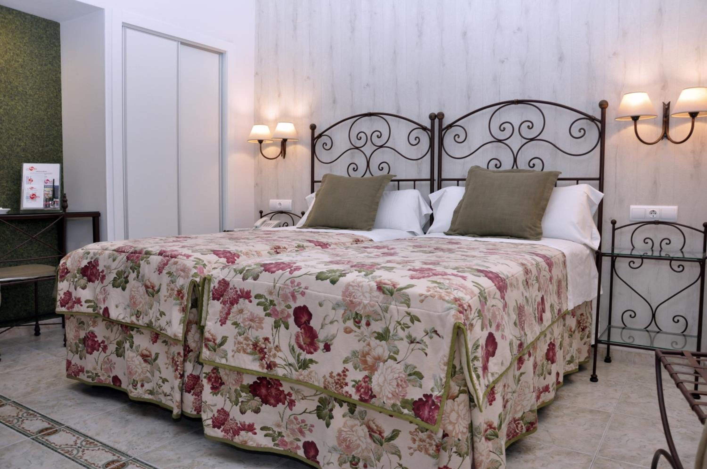 Standard Twin Room - Photo 3