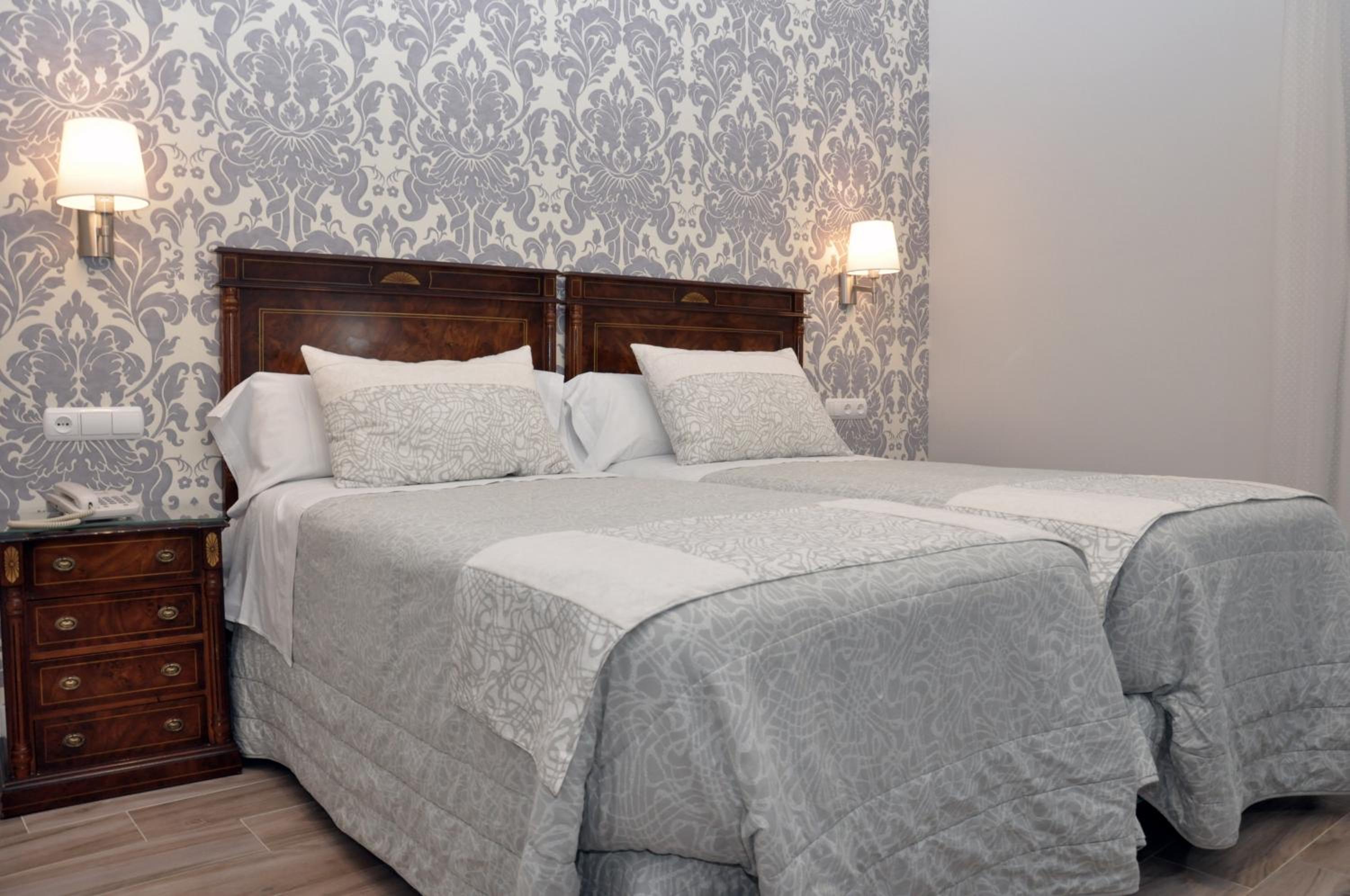 Standard Twin Room - Photo 4