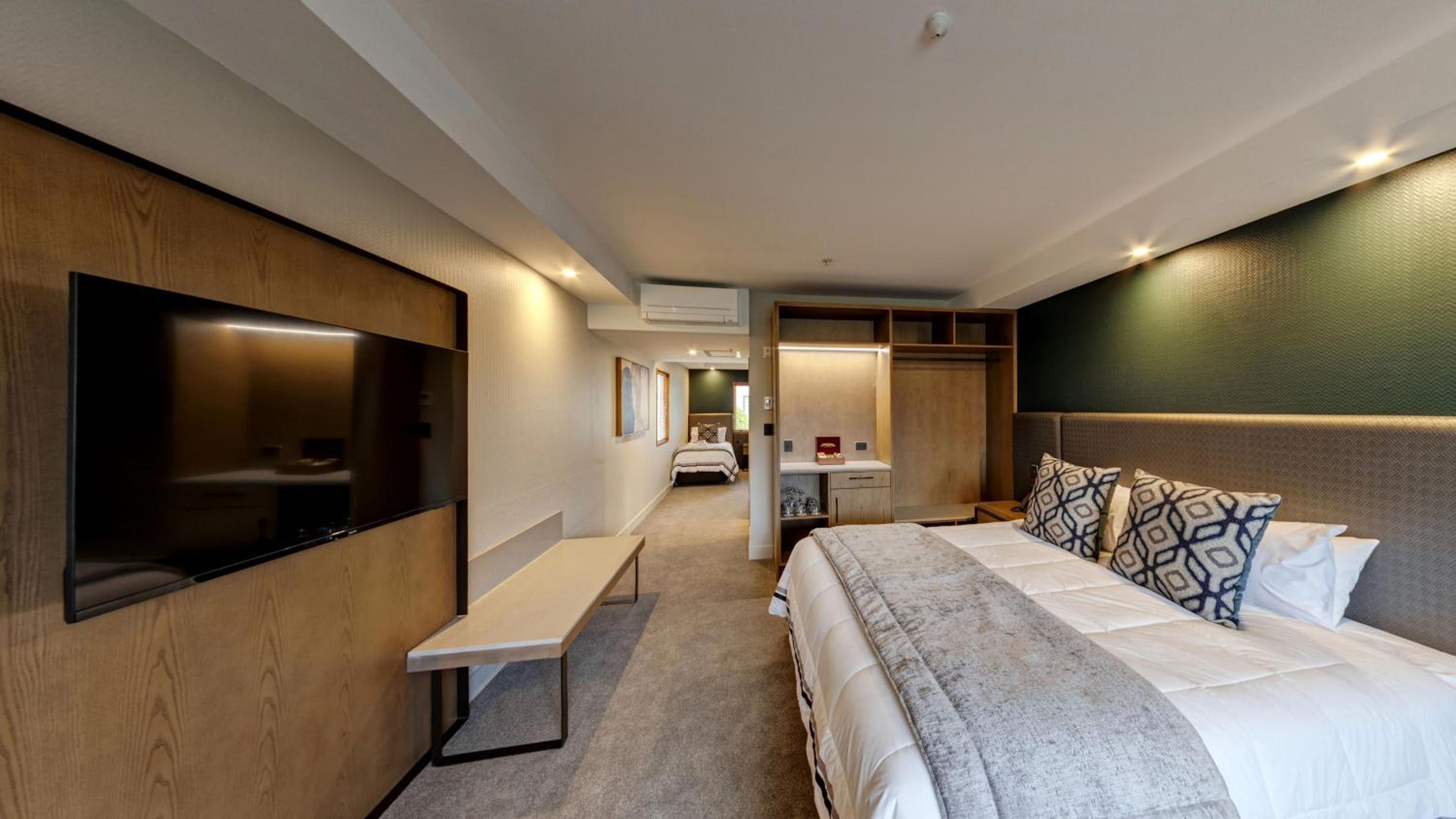 Deluxe Family Suite - Photo 6