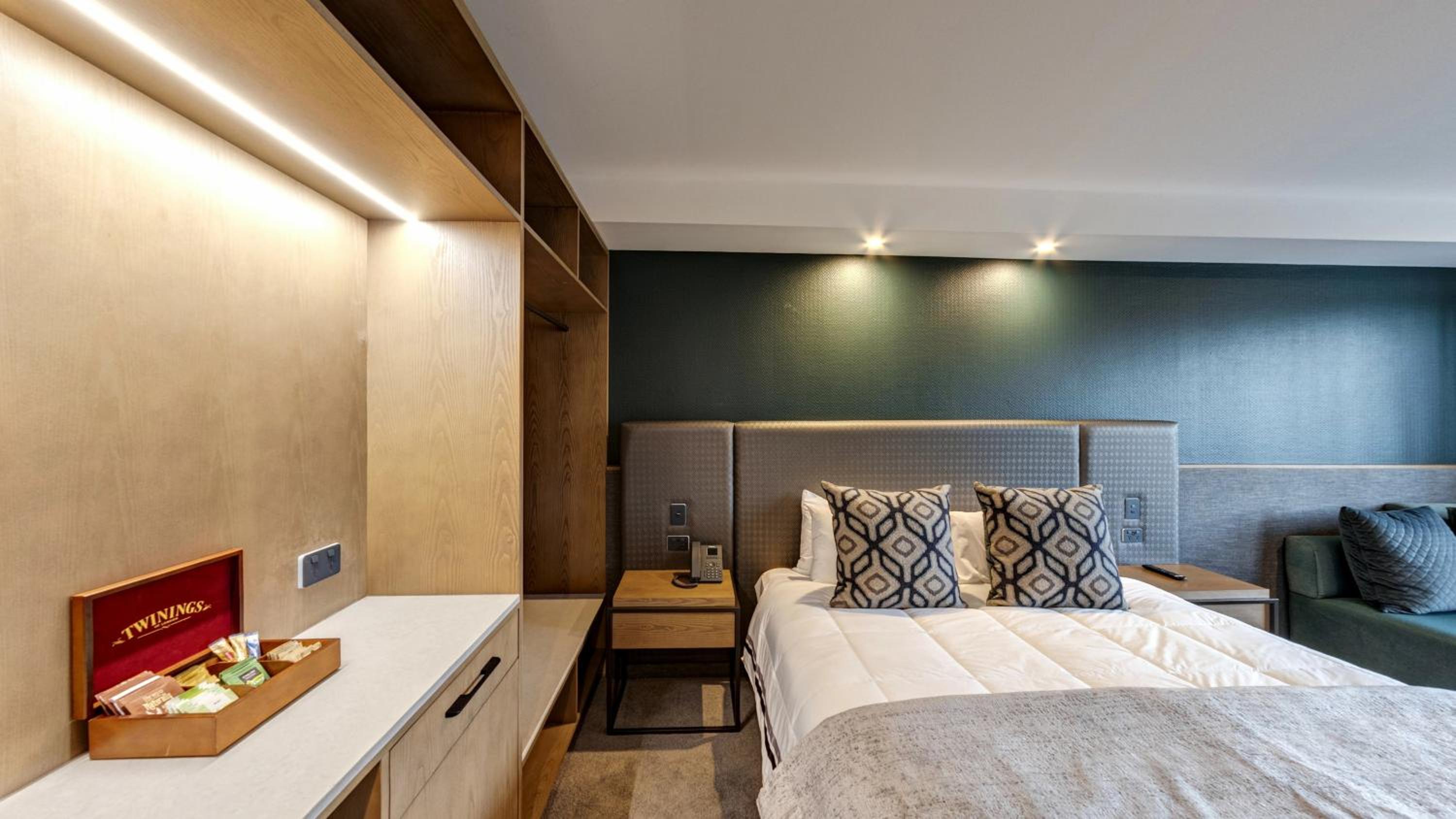 Deluxe Family Suite - Photo 5