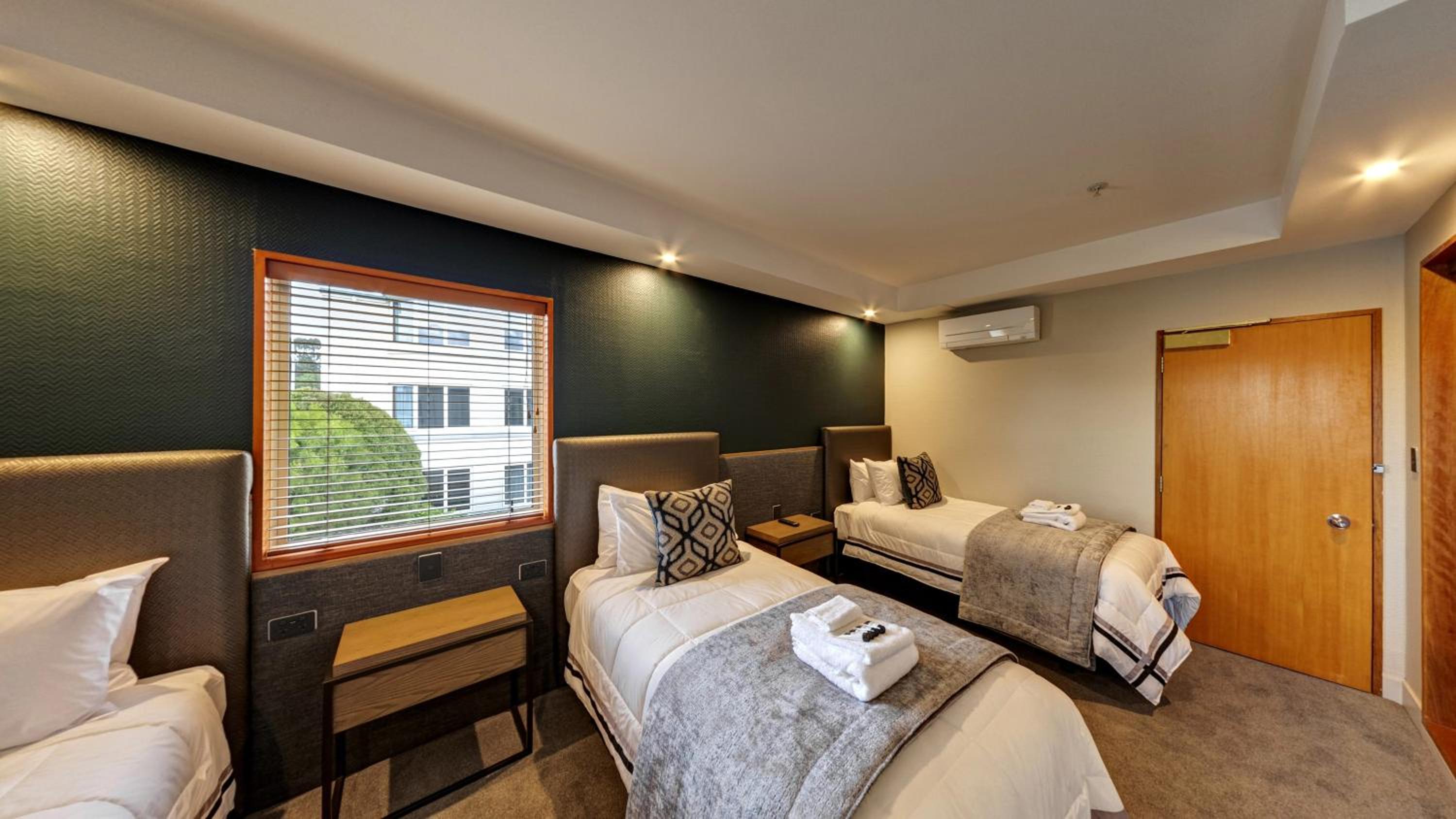 Deluxe Family Suite - Photo 4