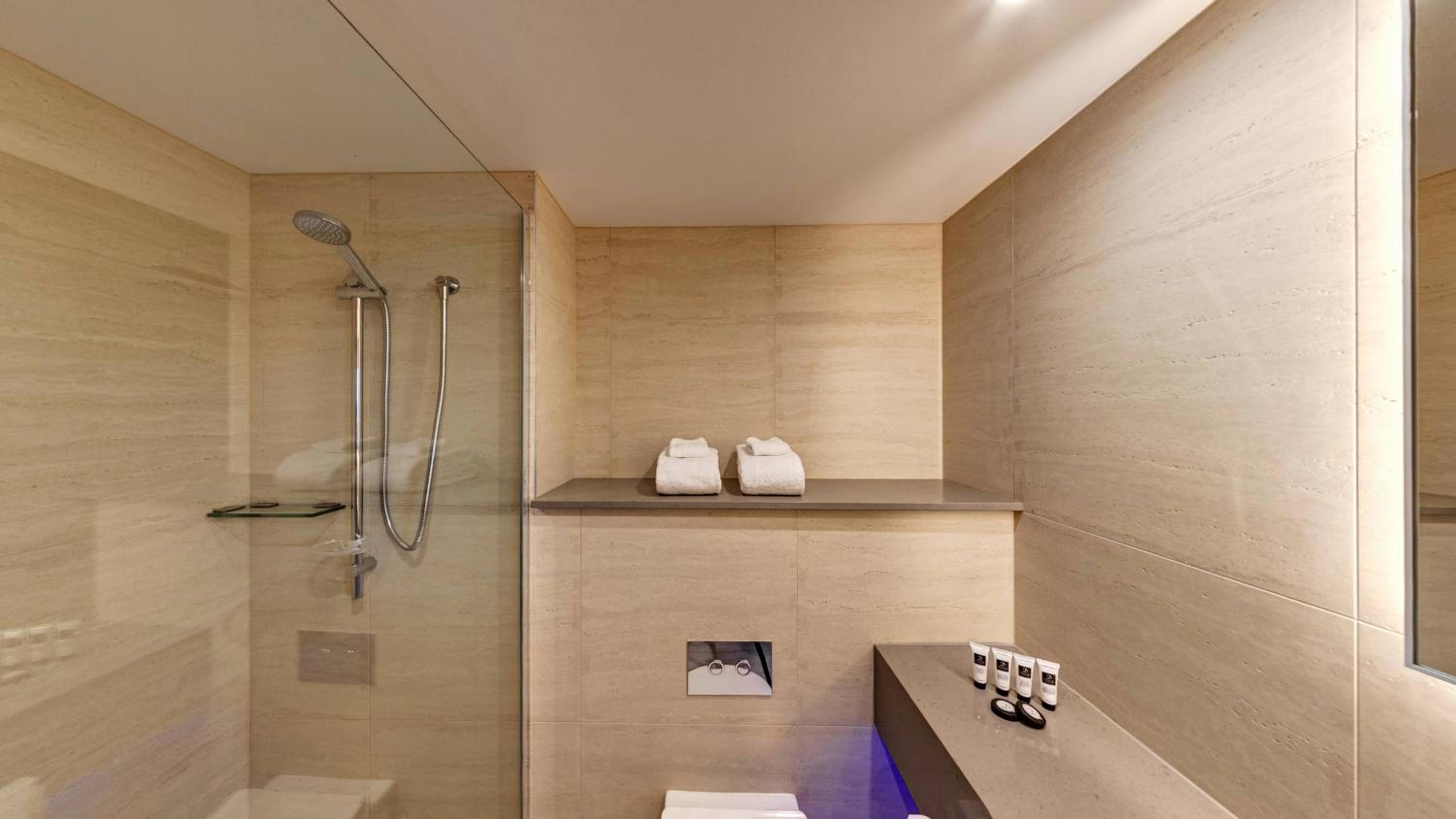 Deluxe Family Suite - Photo 1