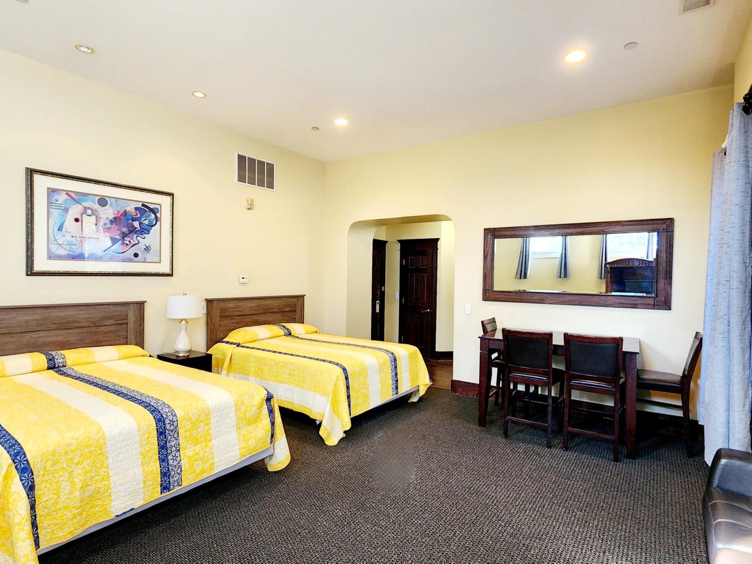 Deluxe Queen Suite - Photo 2