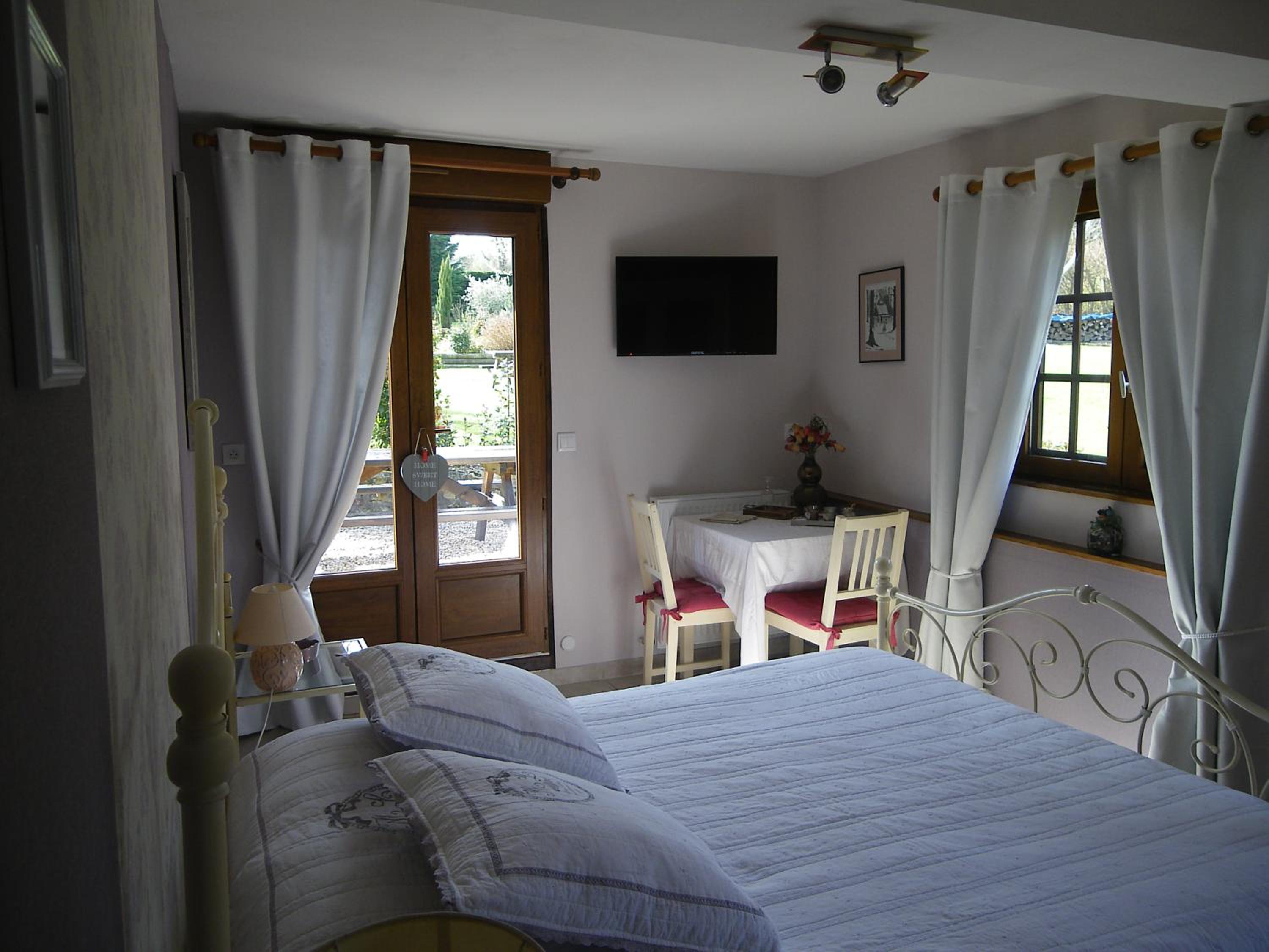 Double Room with Bath - Photo 6
