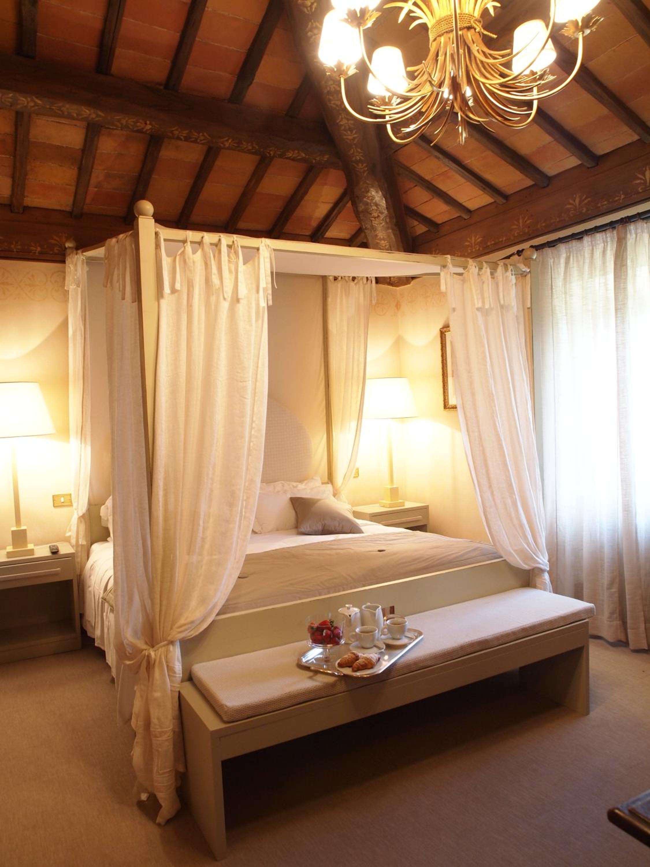 Superior Suite - Photo 11