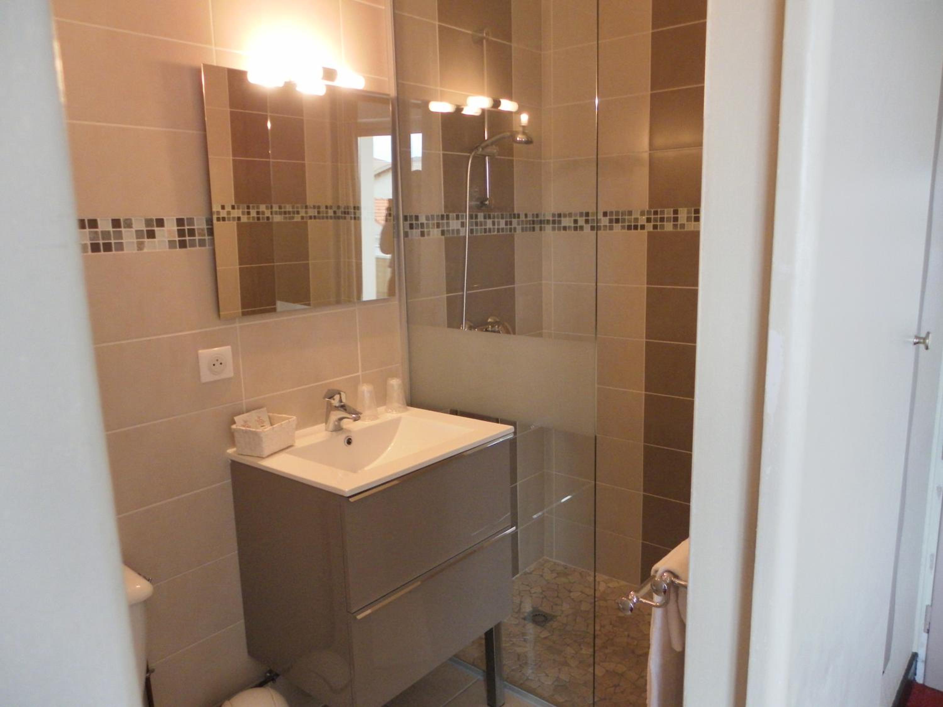Twin Room with Balcony - Photo 4