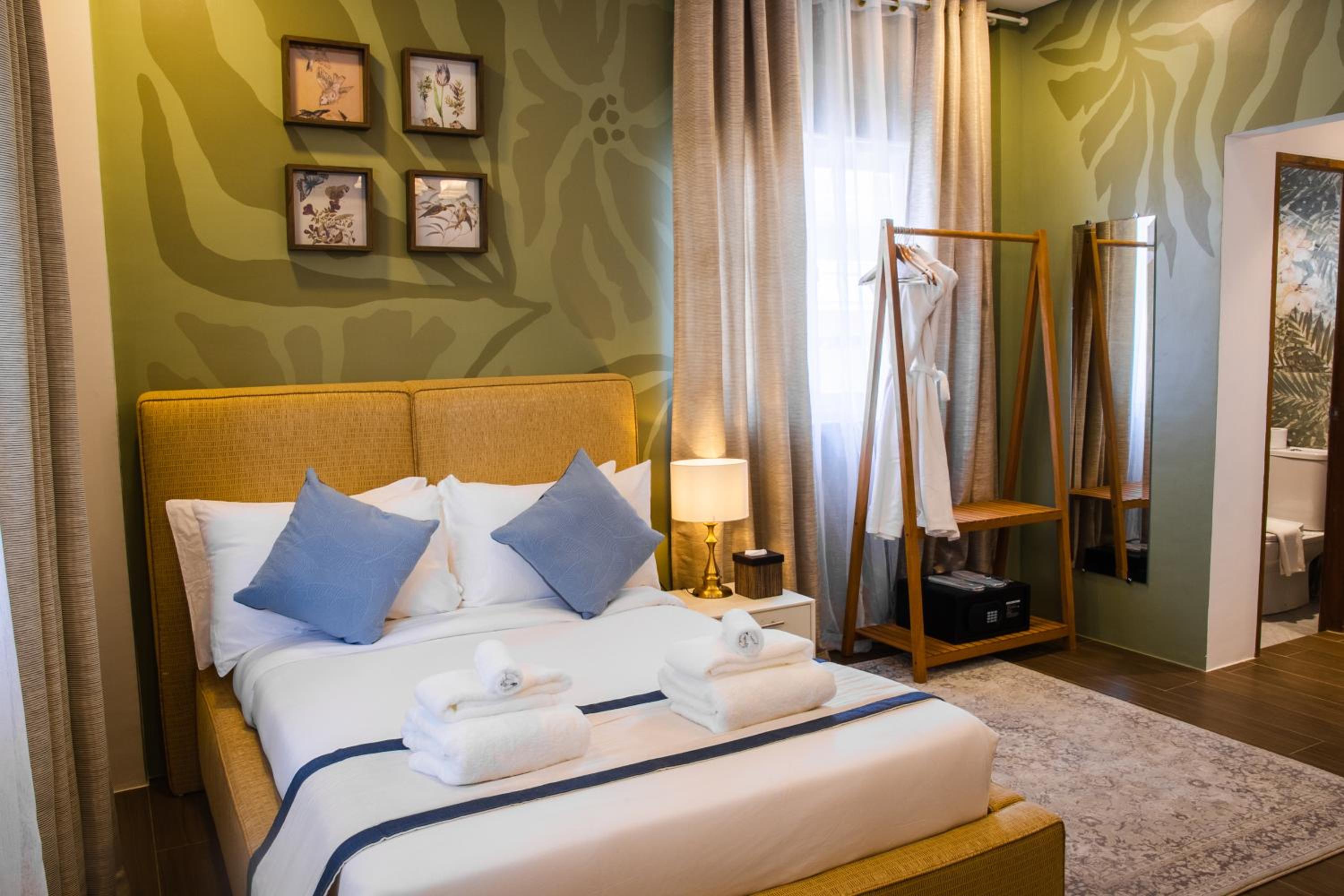 Balayan Queen Room photo 1