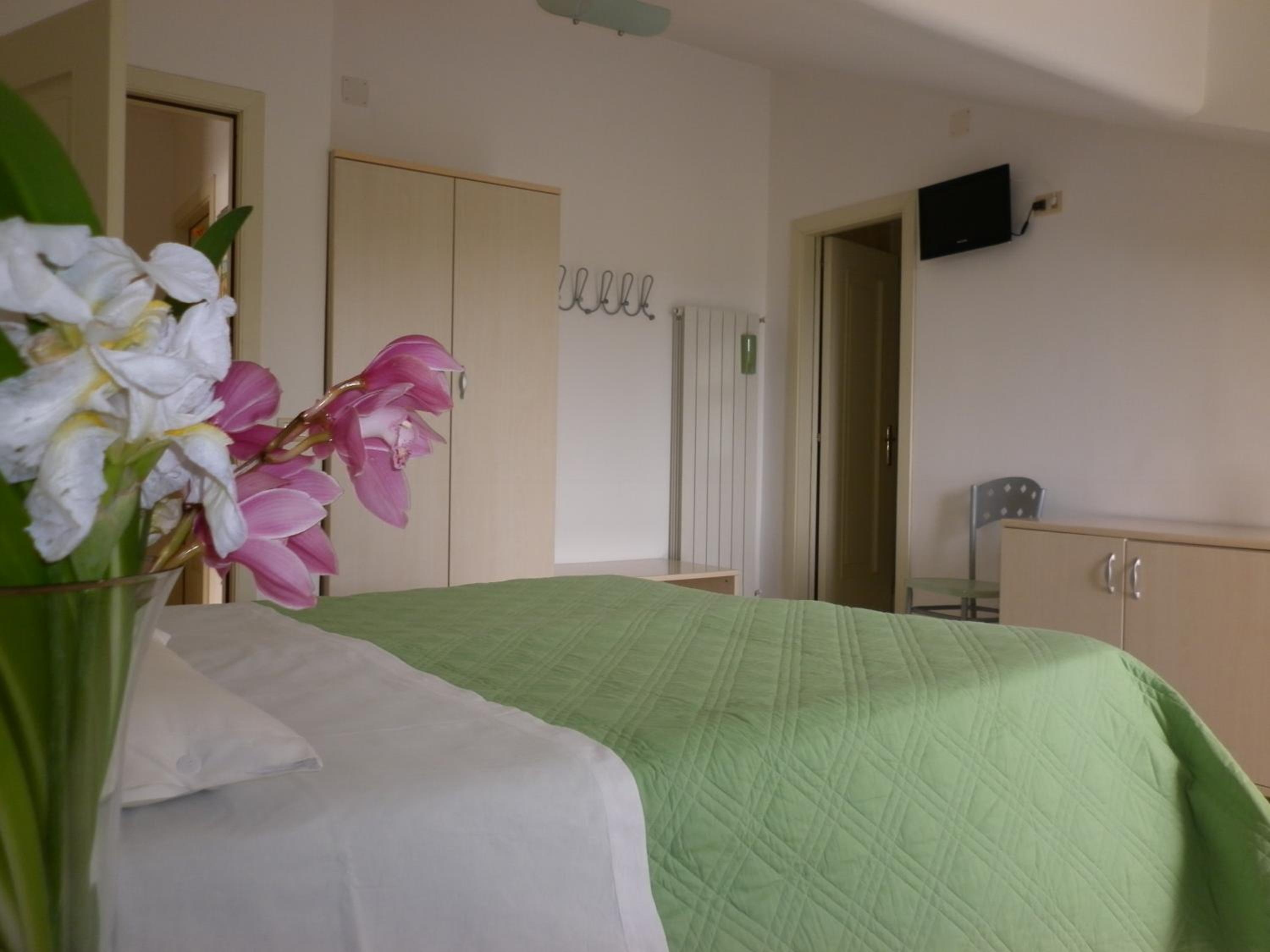 Double or Twin Room with Private Bathroom photo 3