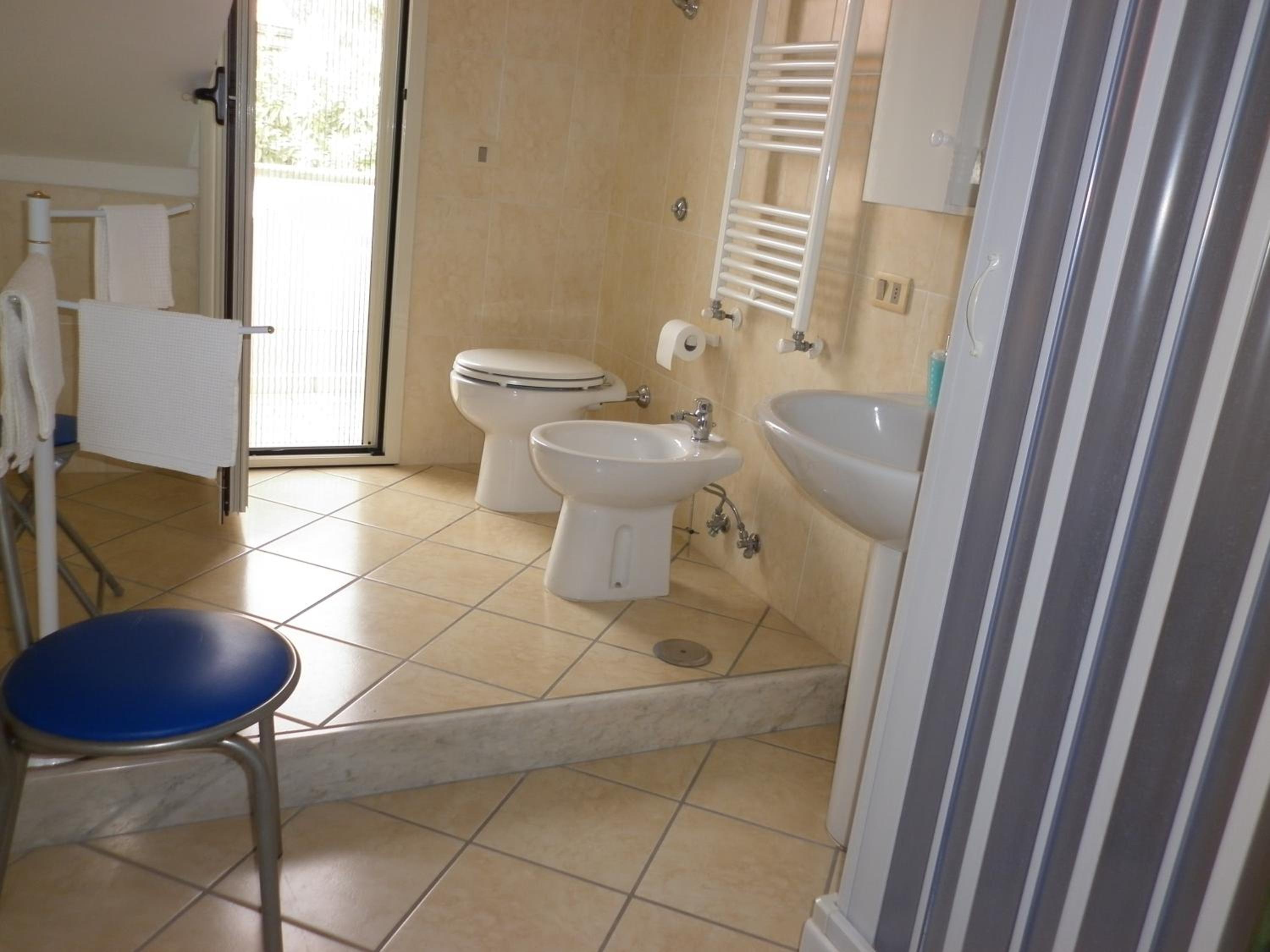 Double or Twin Room with Private Bathroom photo 2