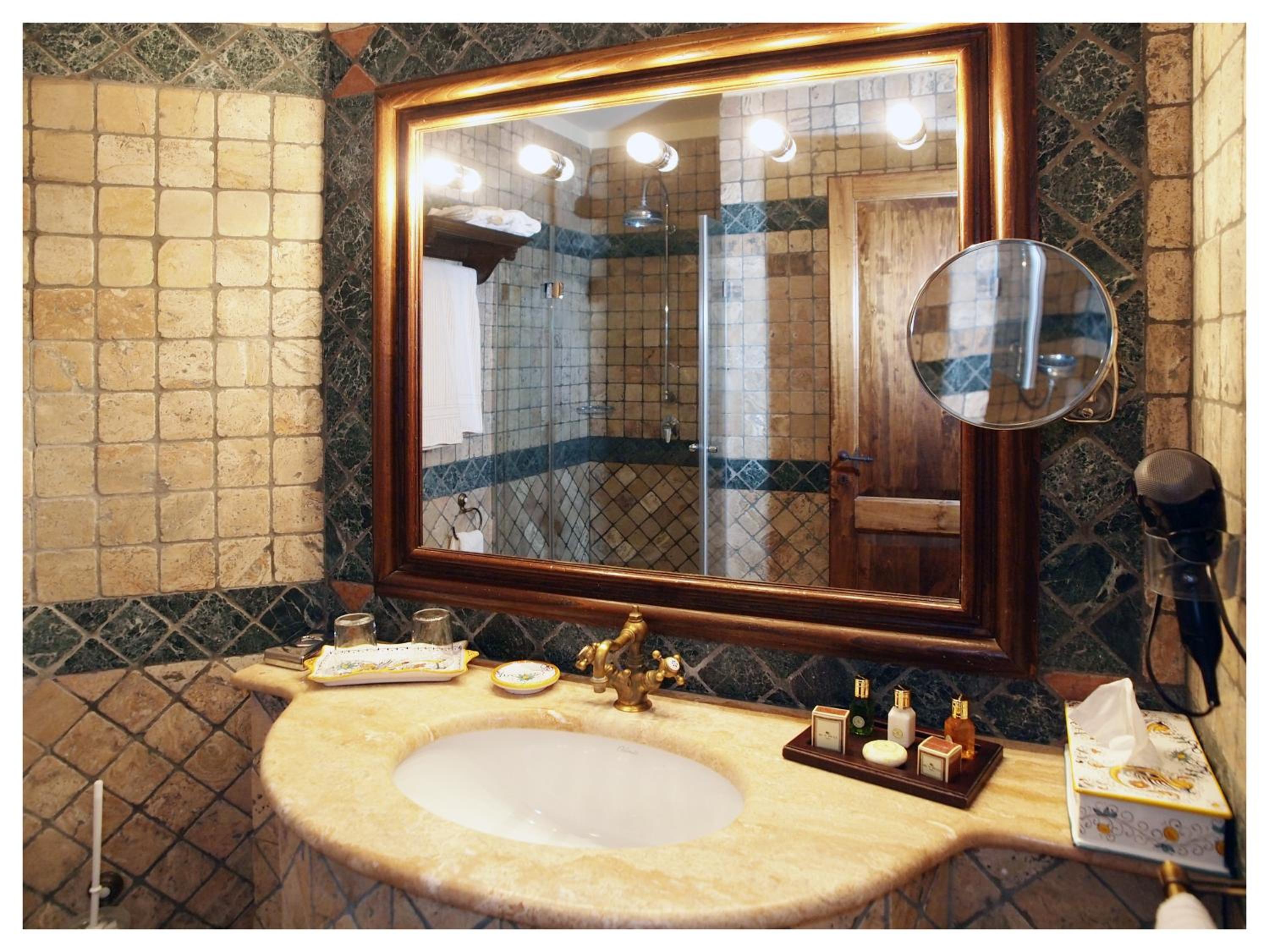 Superior Suite - Photo 13