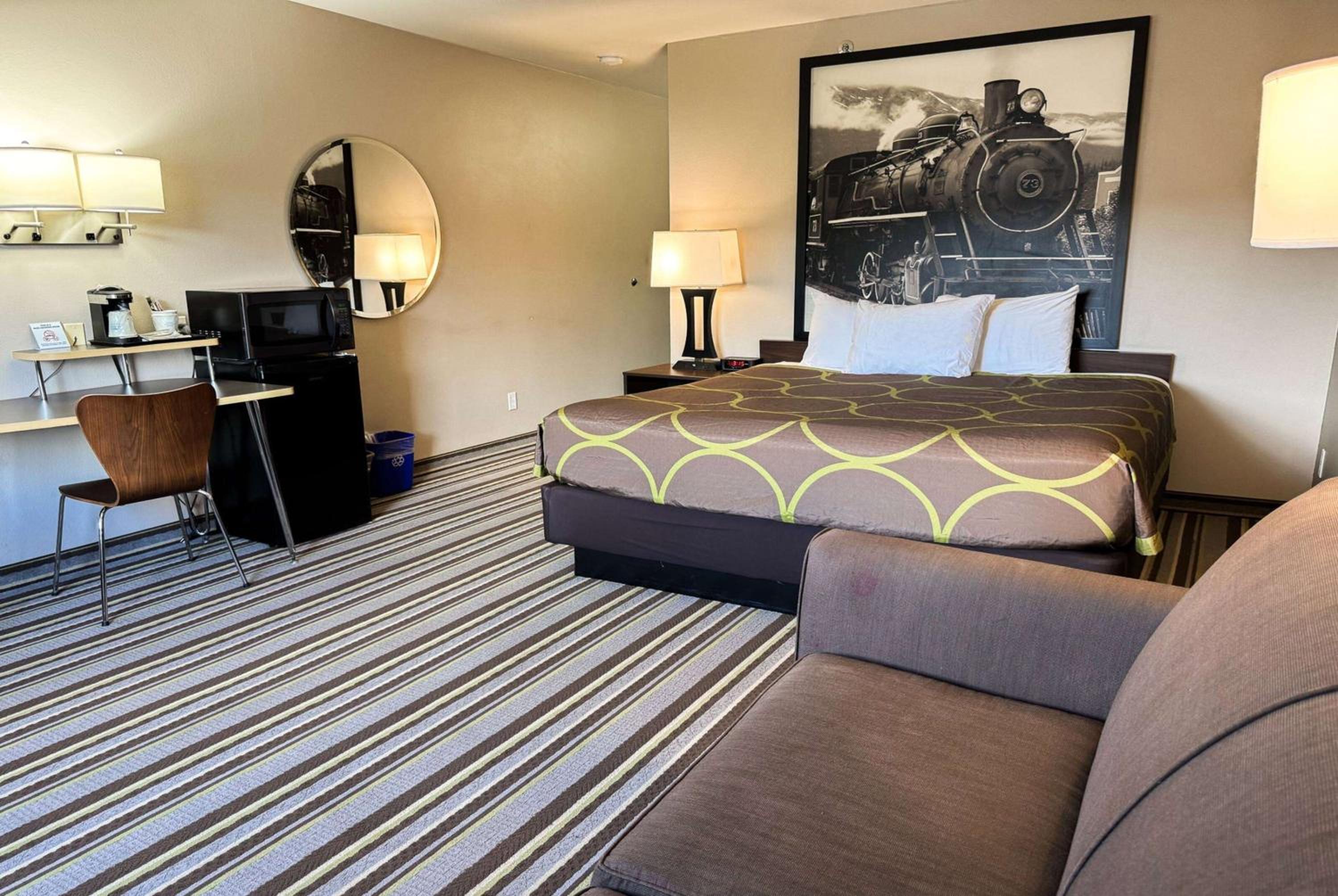 Deluxe King Room - Non-Smoking - Photo 5