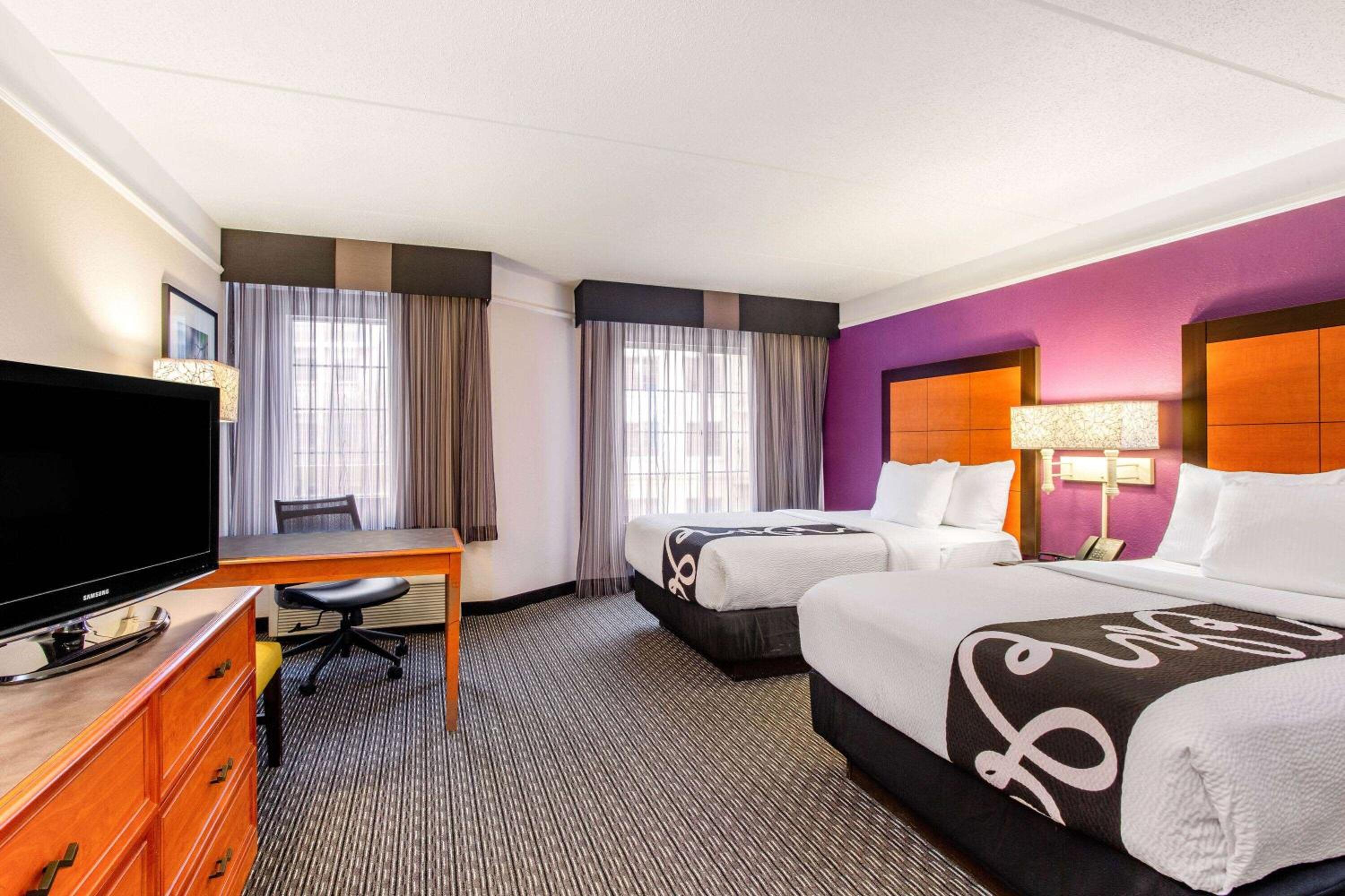 Deluxe Queen Room with Two Queen Beds - Non-Smoking - Photo 2