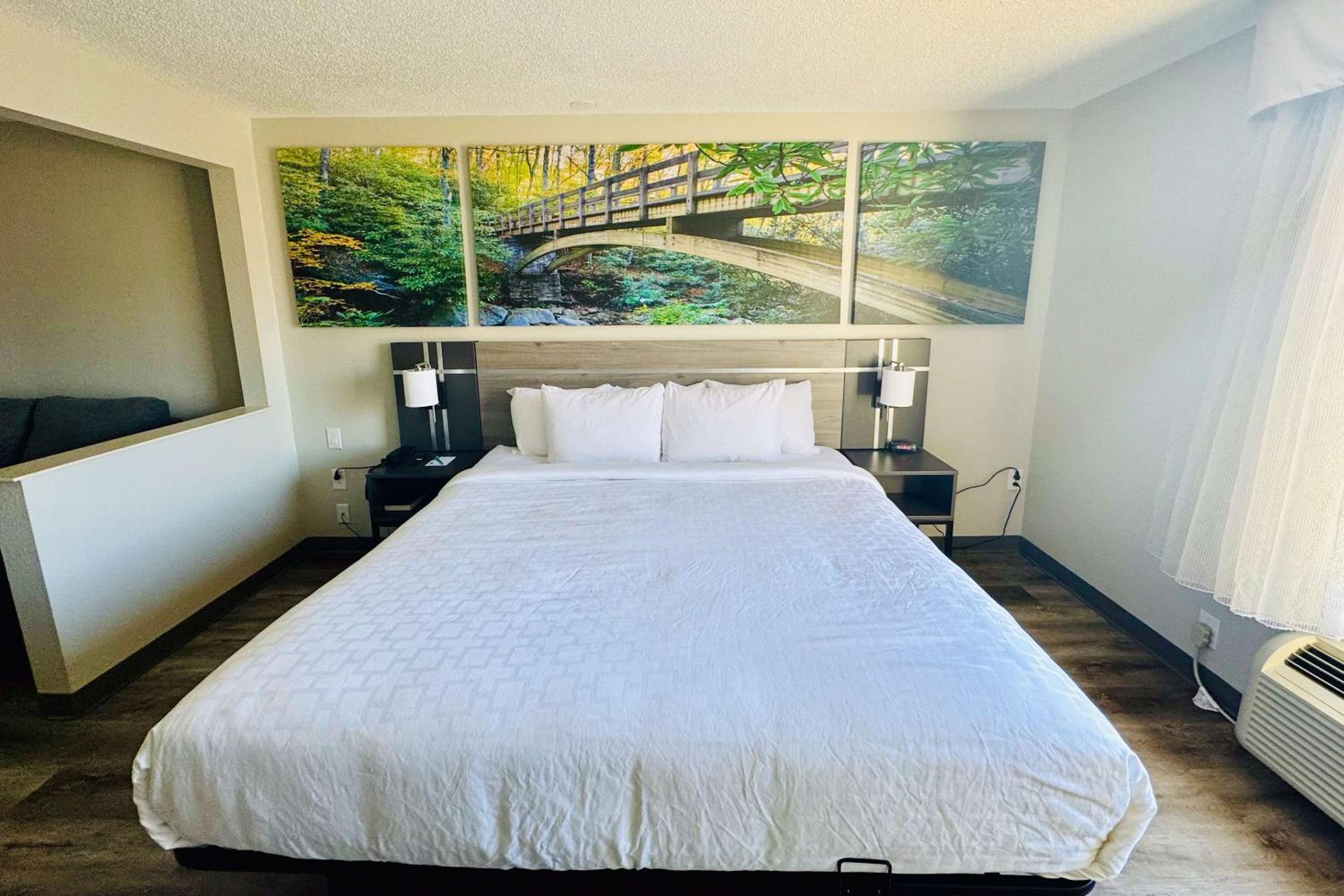 Queen Suite - Accessible/Non-Smoking