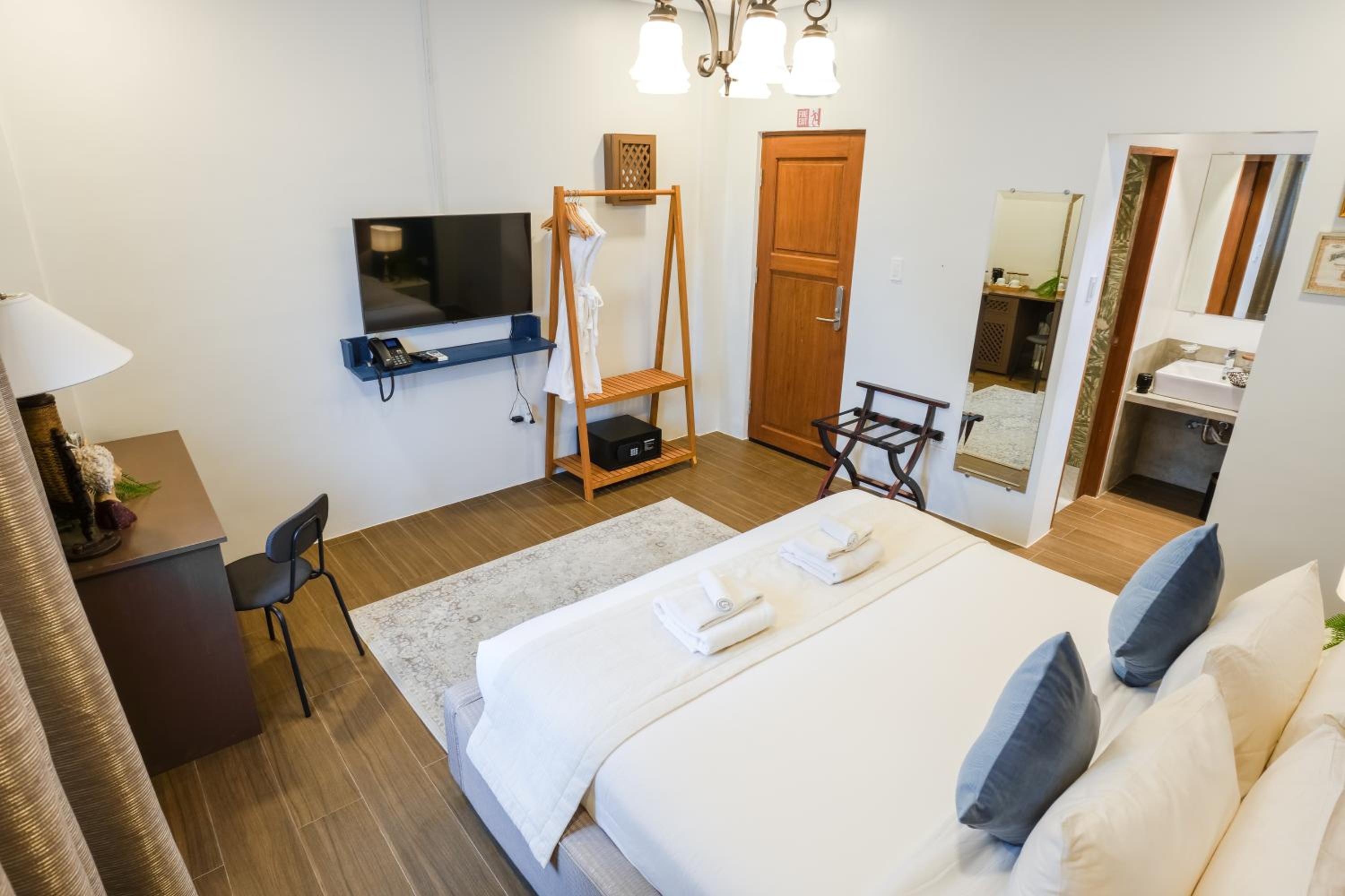 Balayan King Room photo 2