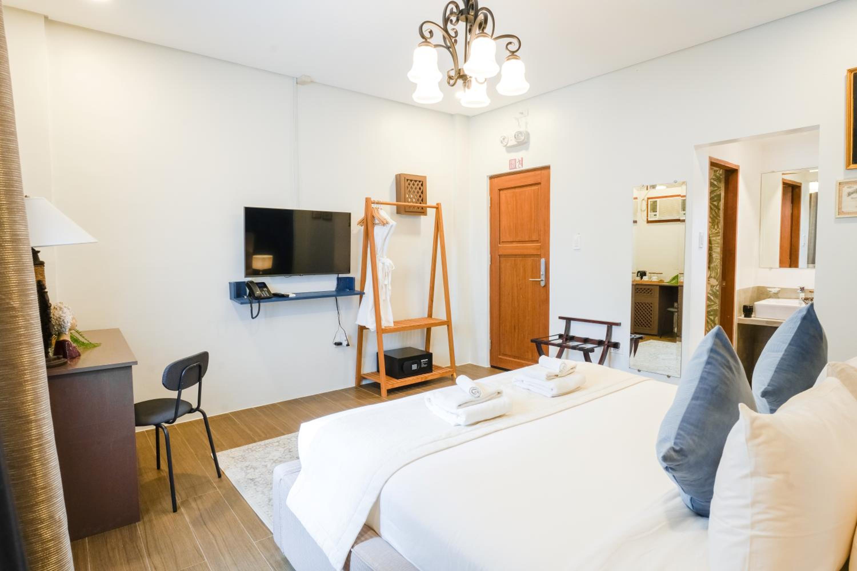 Balayan King Room photo 1