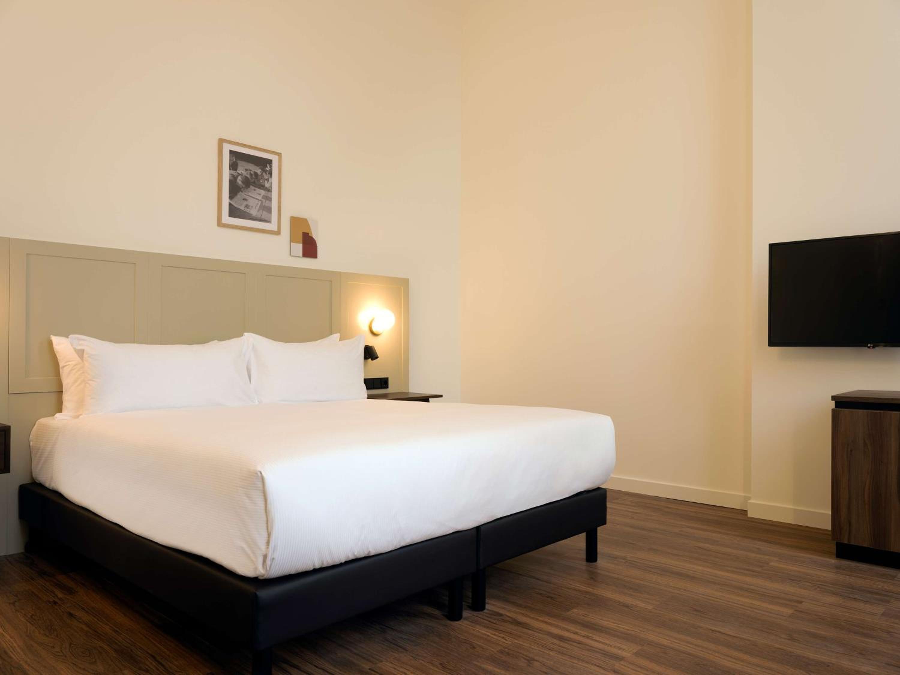 King Guest Room - Photo 5