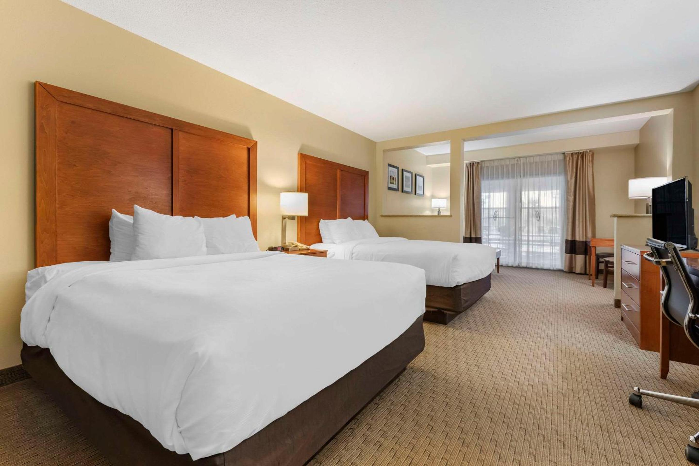 Queen Room with Two Queen Beds - Non-Smoking/Poolside - Photo 1