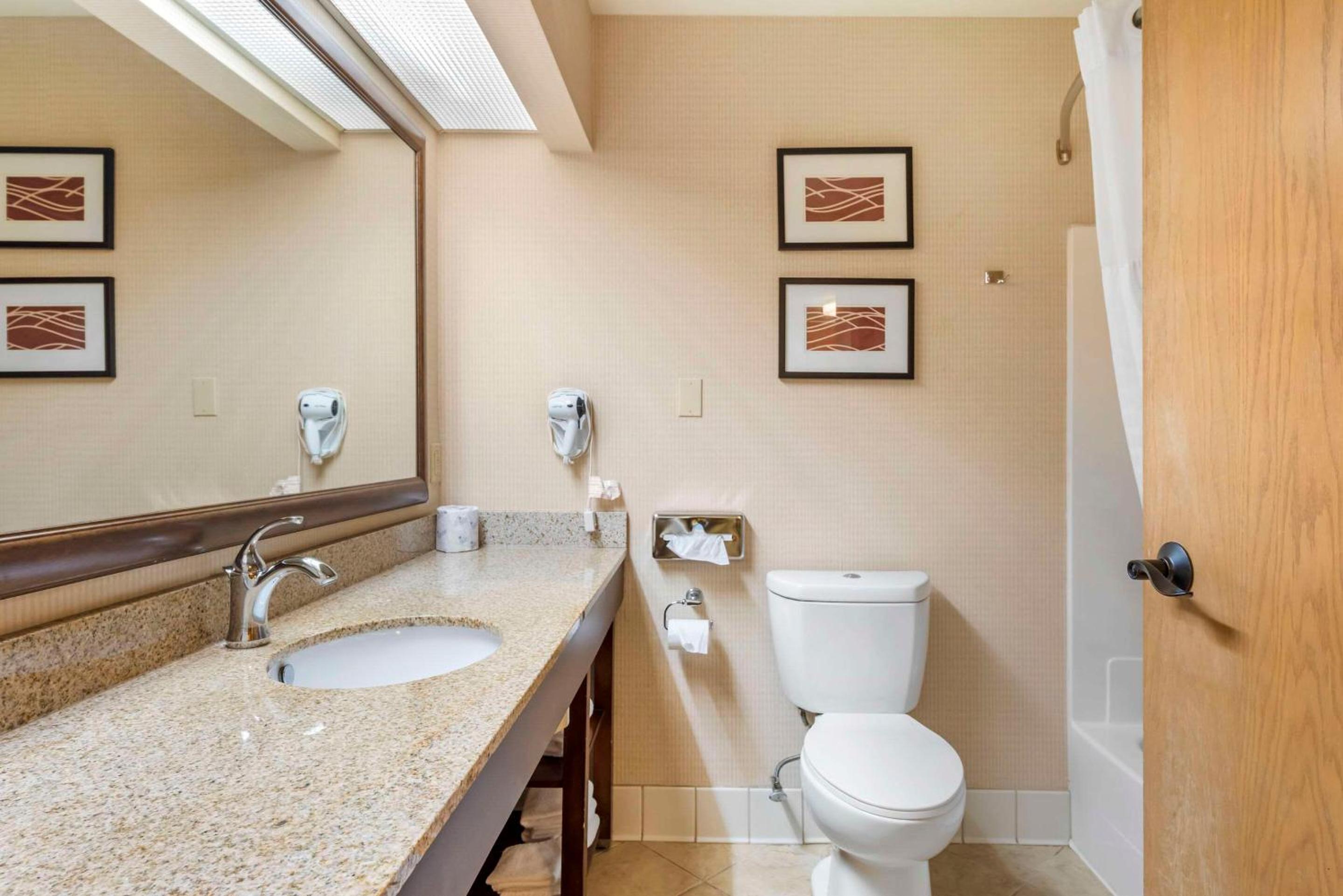 Queen Room with Two Queen Beds - Non-Smoking/Poolside - Photo 3