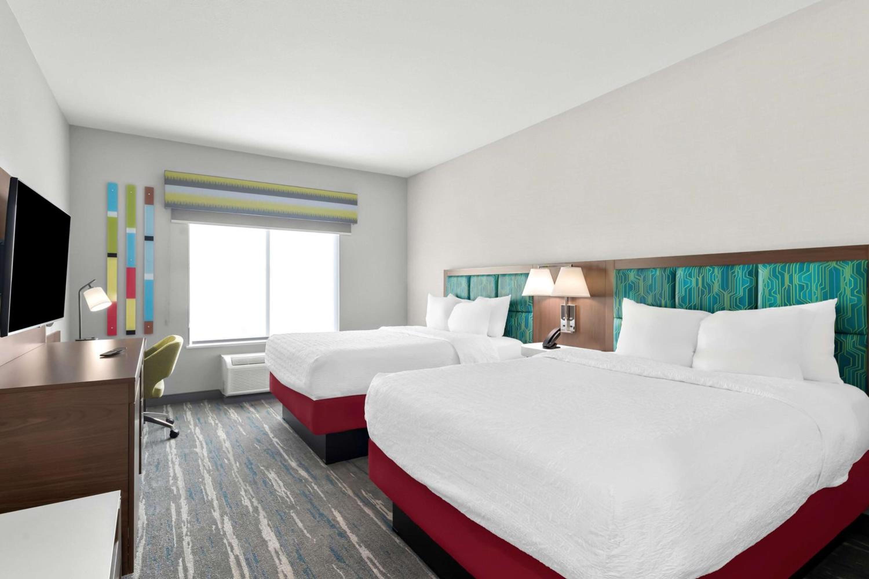 Queen Room with Two Queen Beds - Photo 2