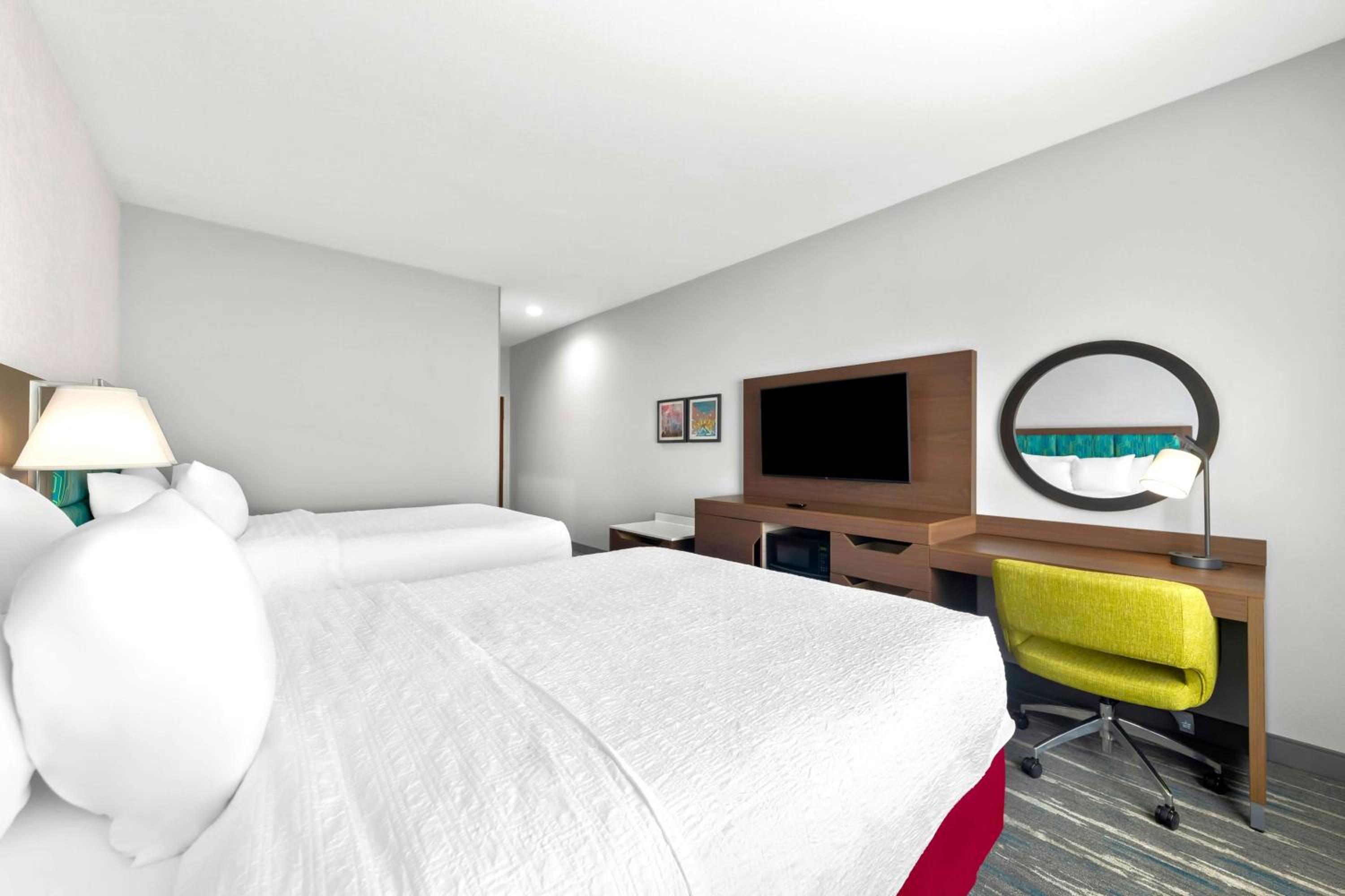 Queen Room with Two Queen Beds - Photo 3