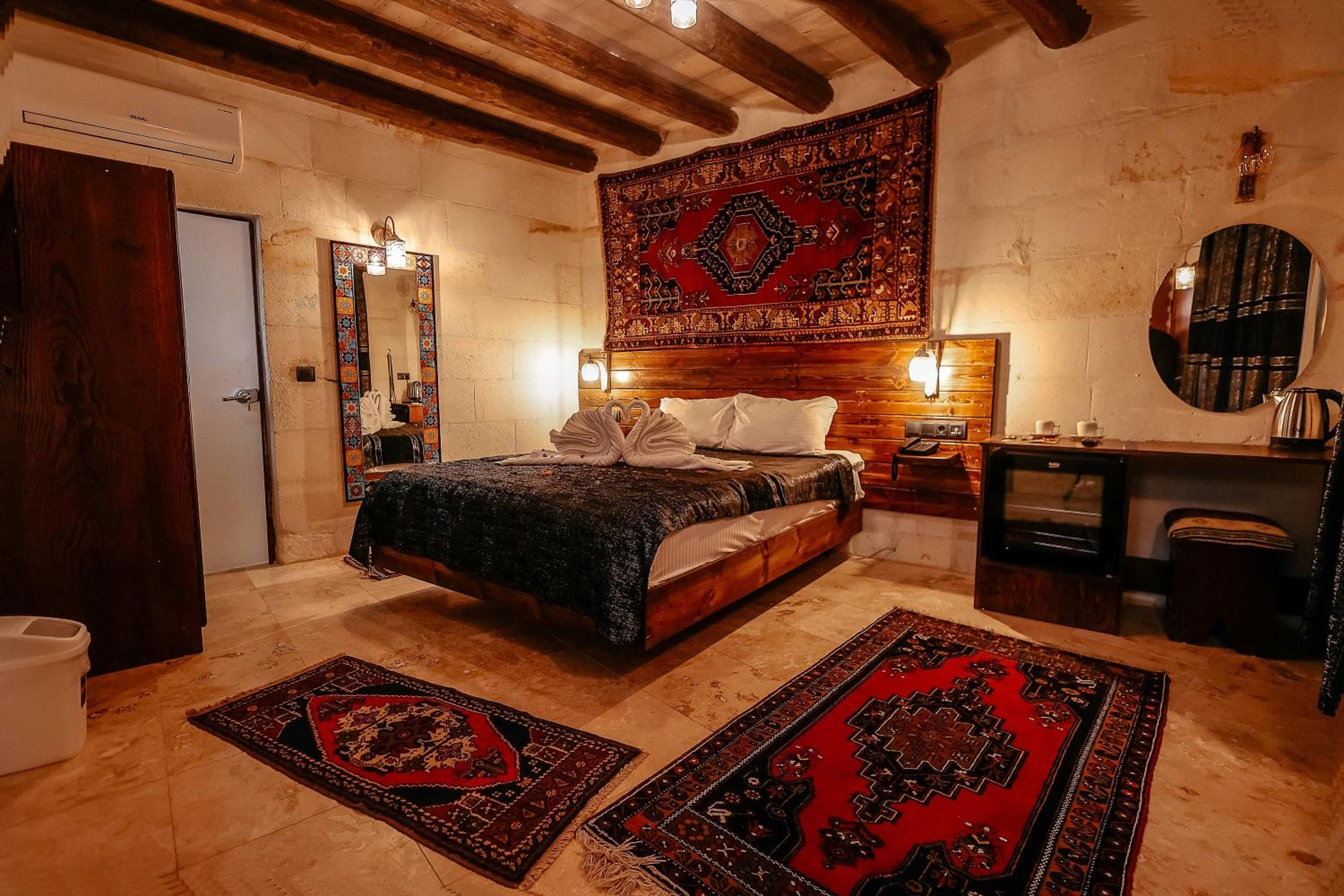Deluxe Double Room with Balcony photo 2