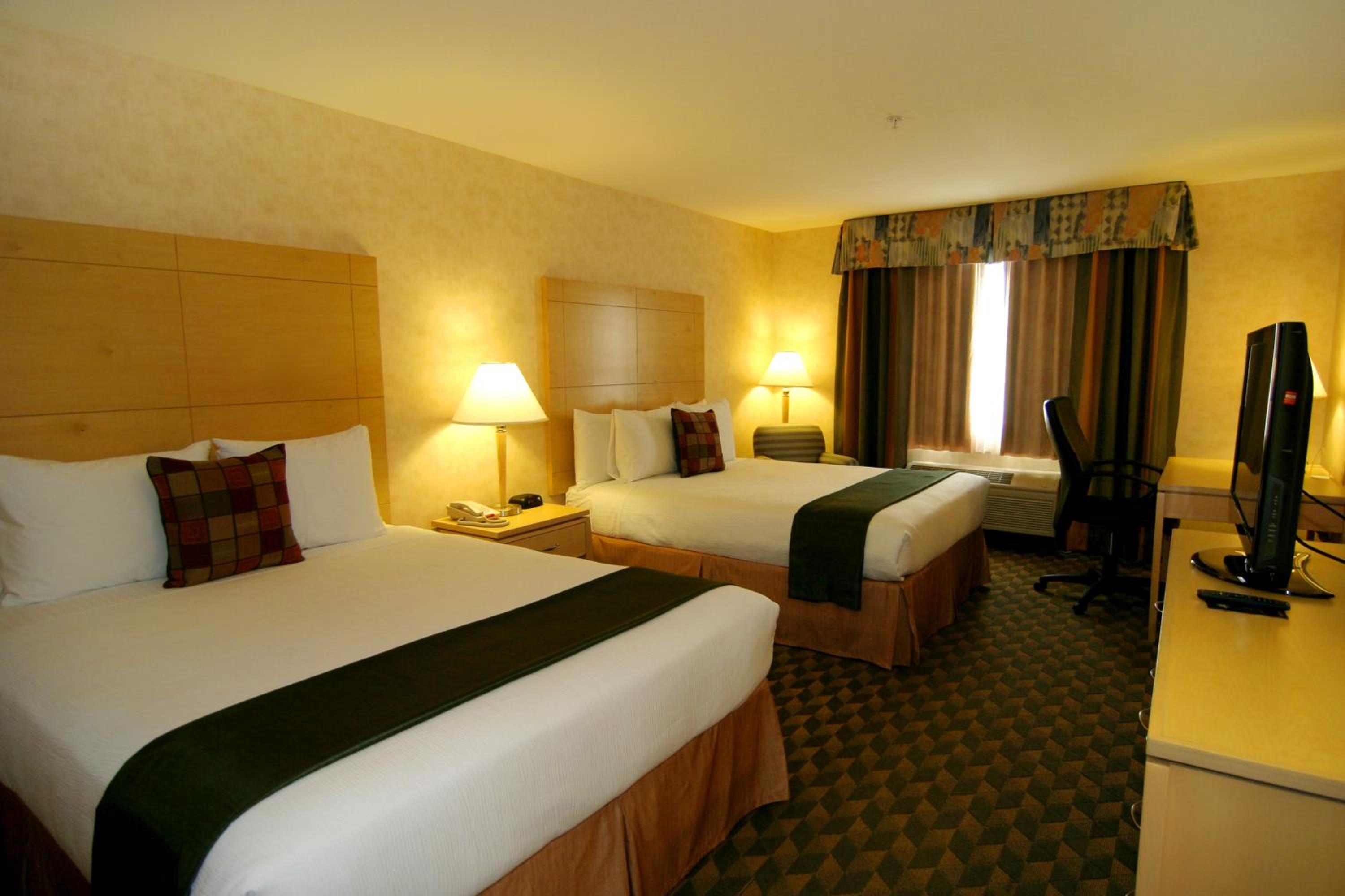 Queen Room with Two Queen Beds - Photo 5