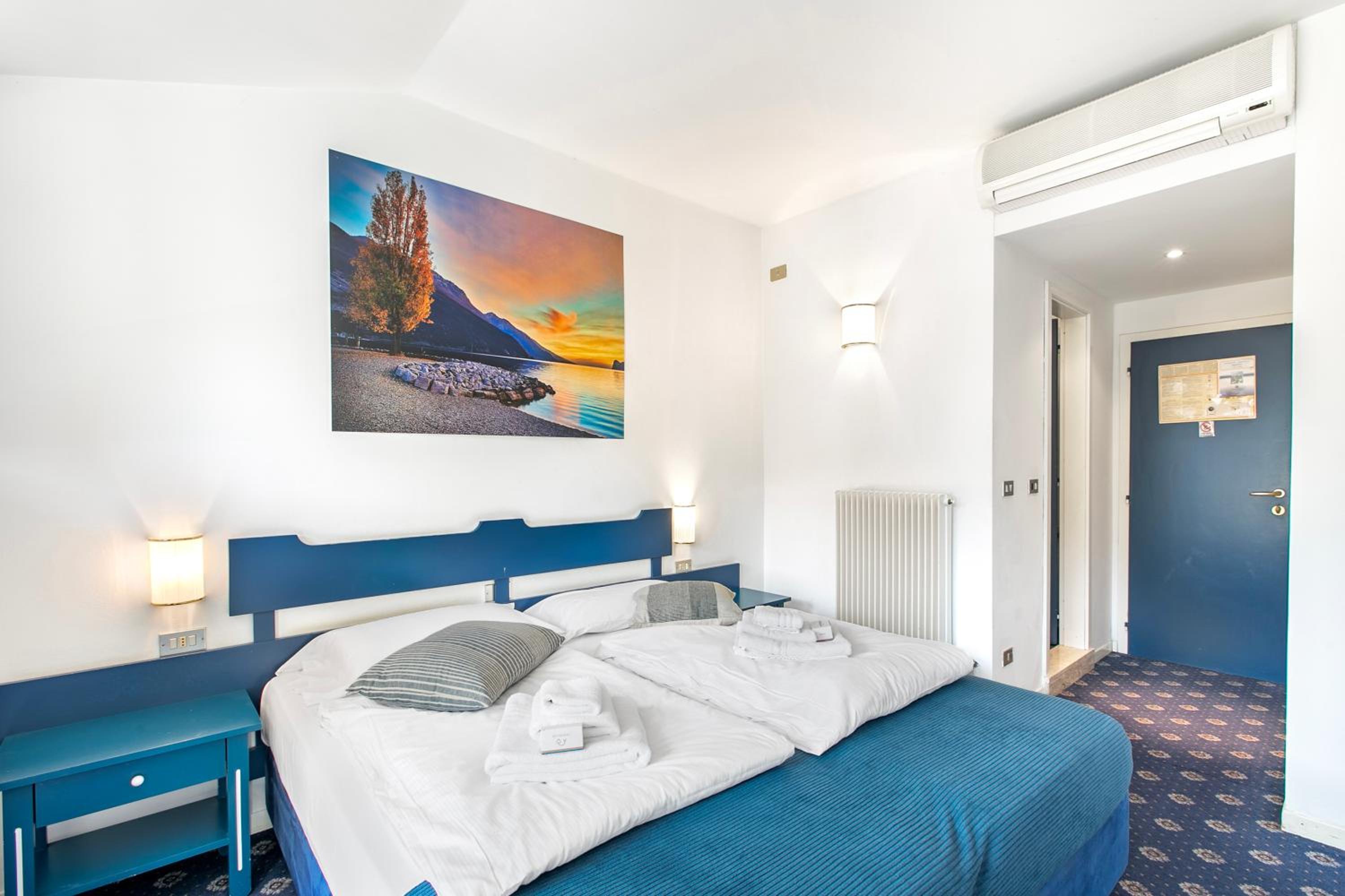Double Room with Lake View 4