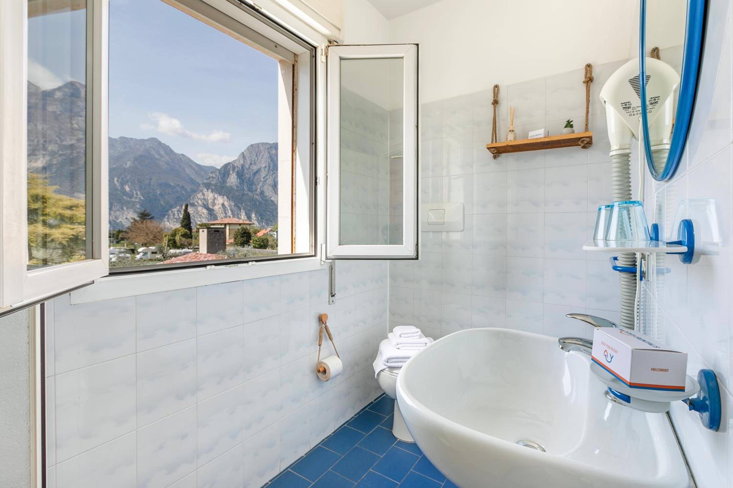 Double Room with Lake View 5