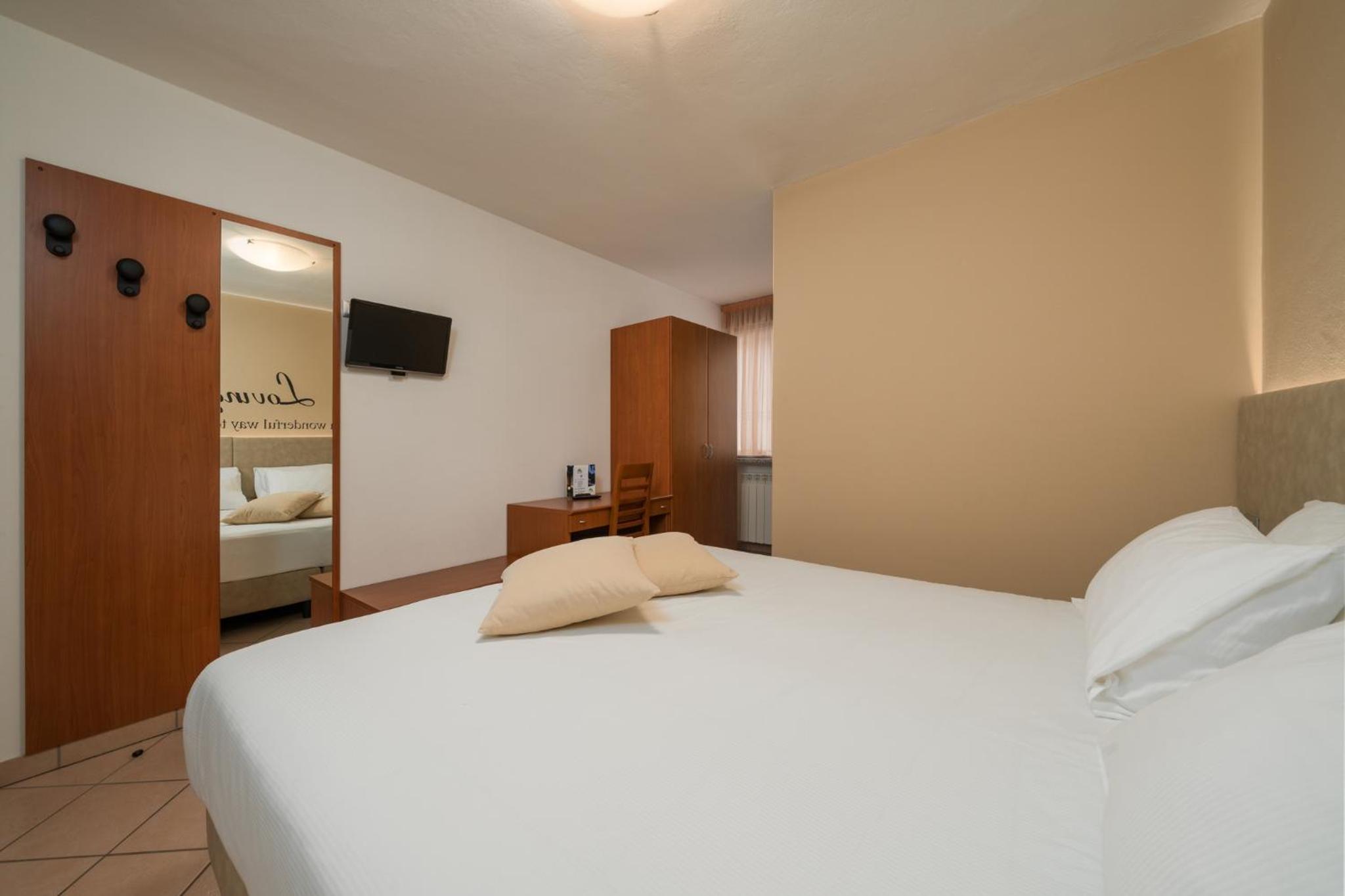 Standard Double Room photo 3