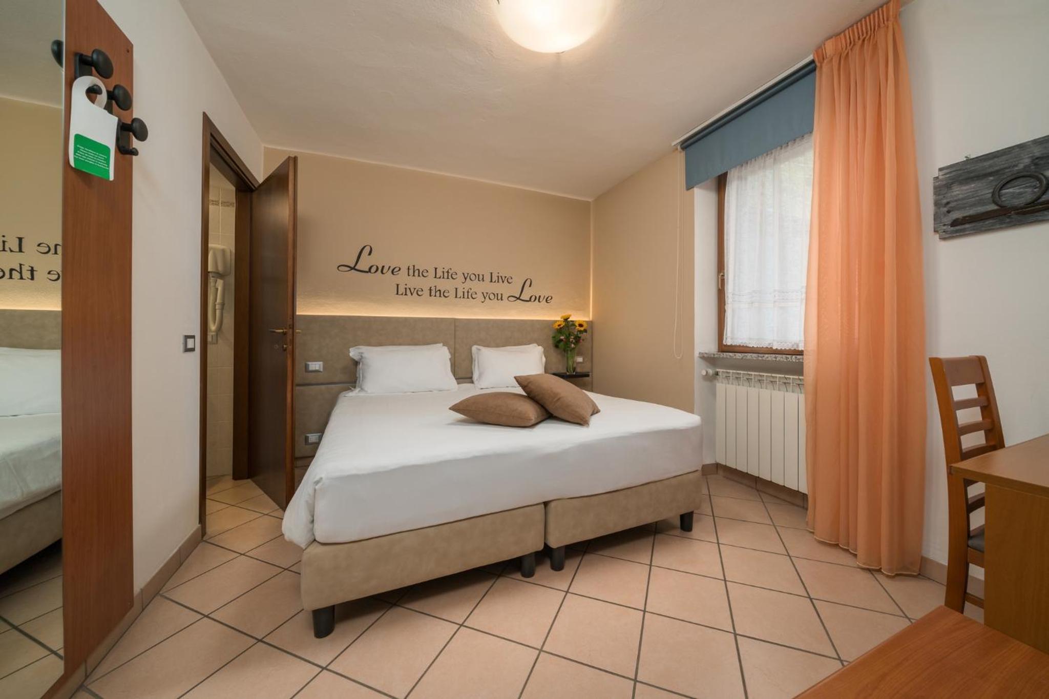Standard Double Room photo 2