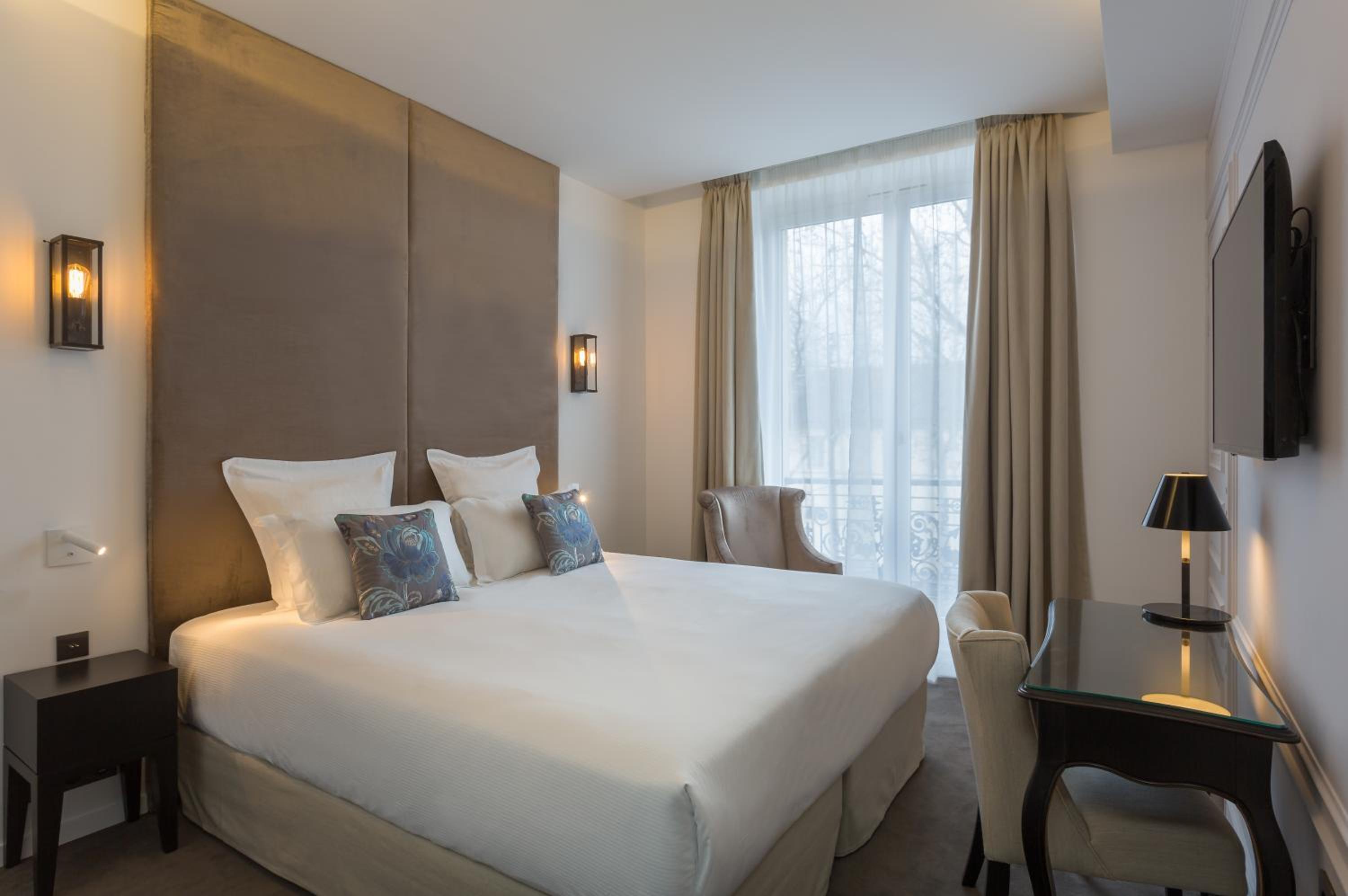Double Room Marquise - Eiffel Tower Side View photo 1