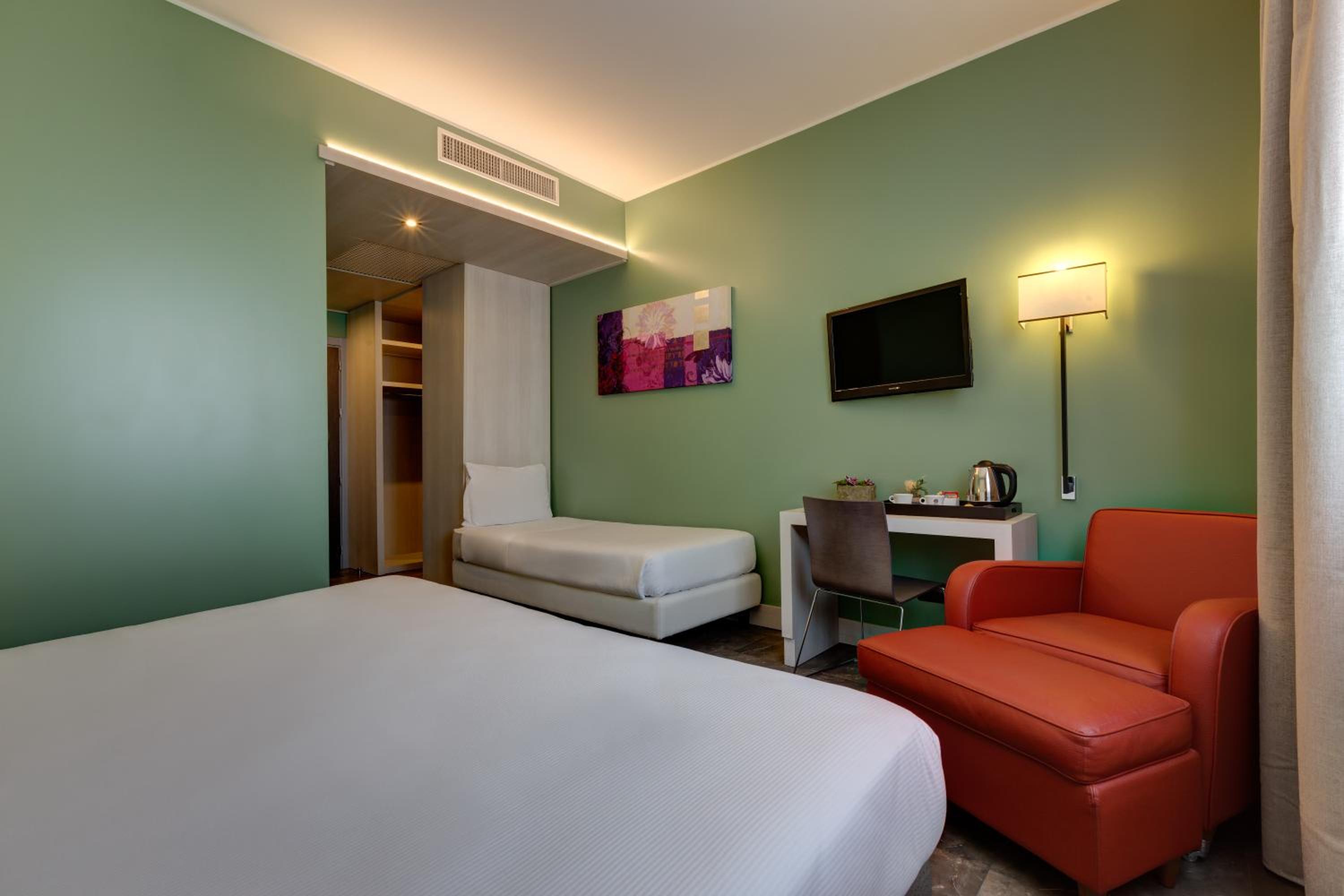Triple Room thumbnail 5