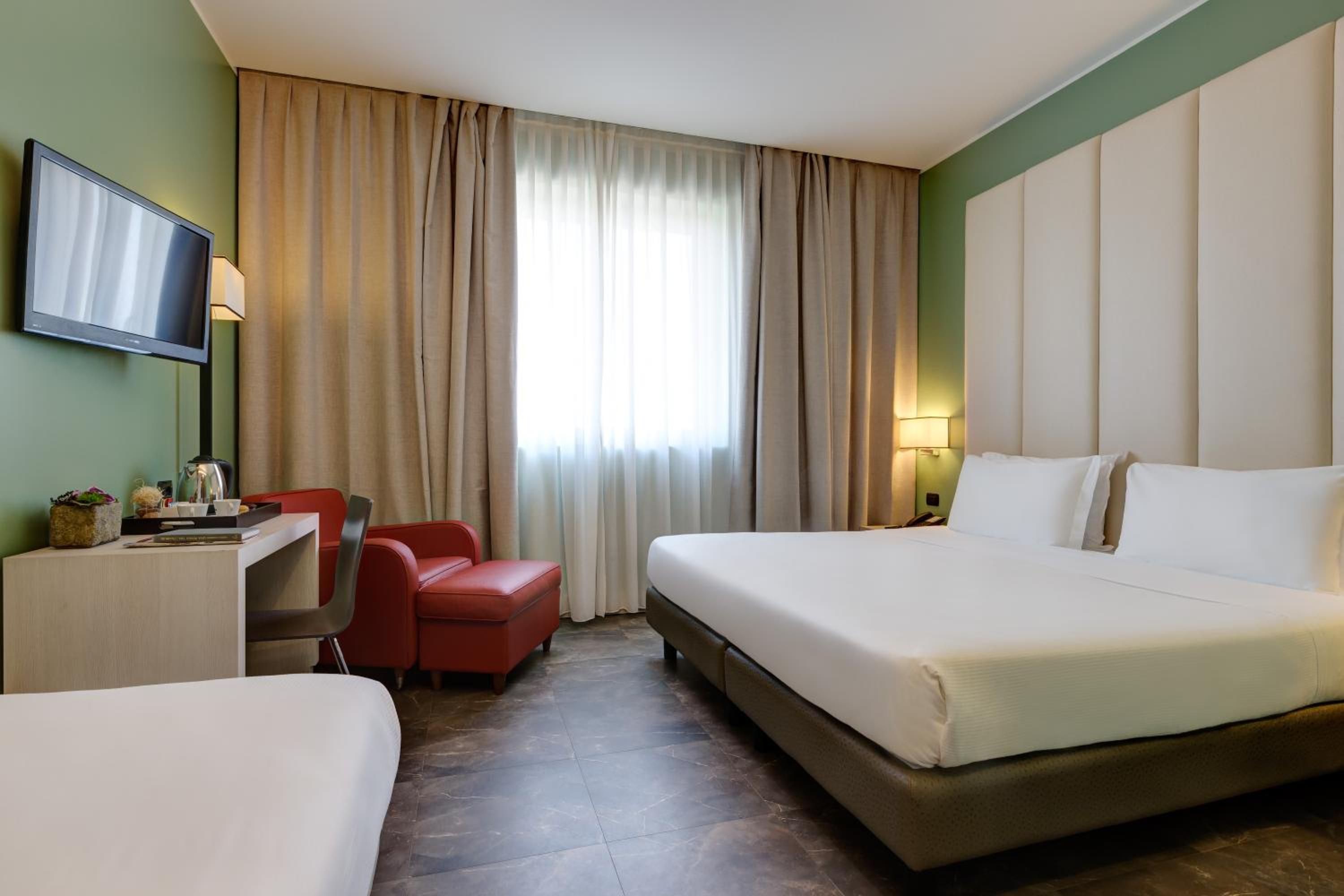 Triple Room thumbnail 6