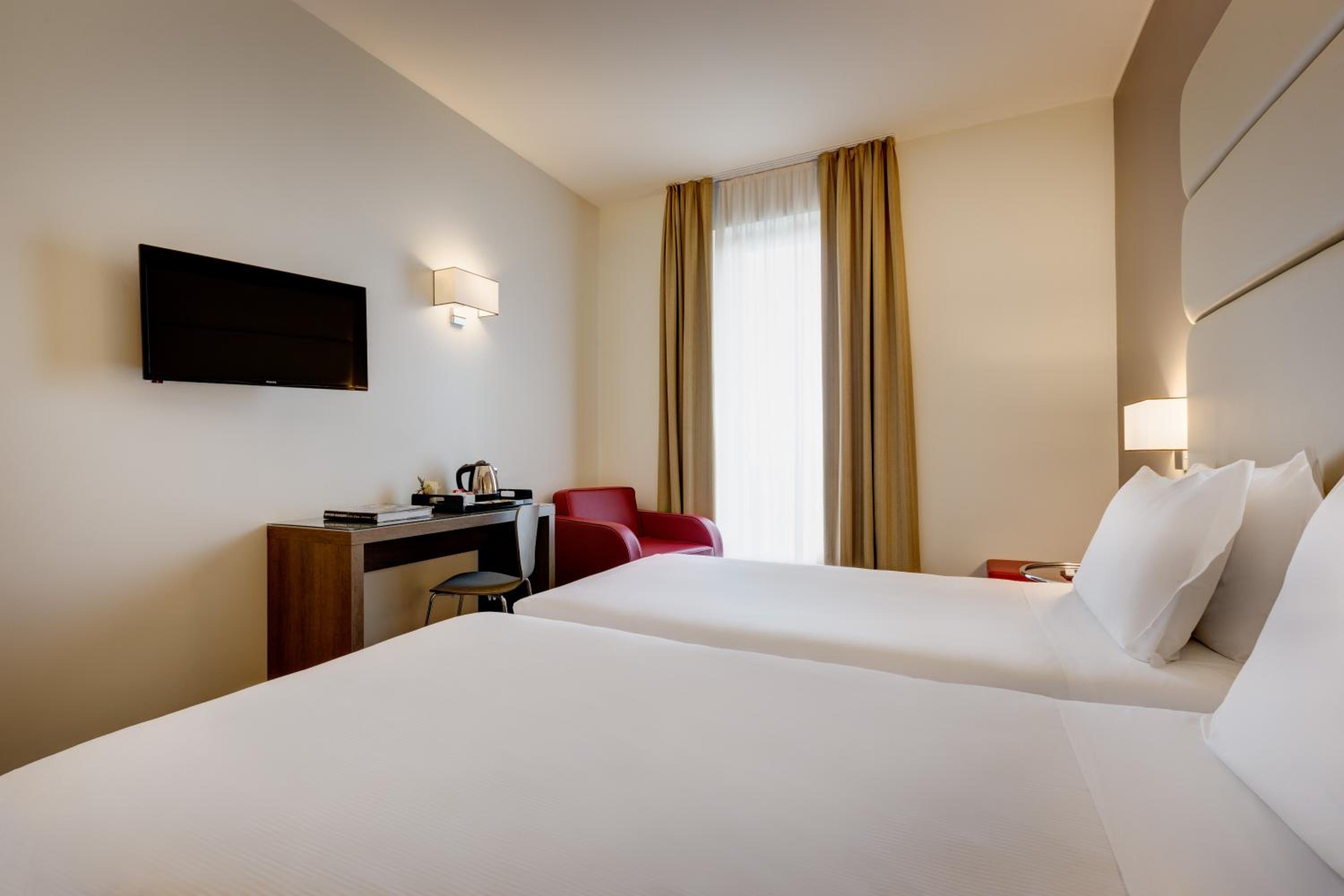 Twin Room thumbnail 5