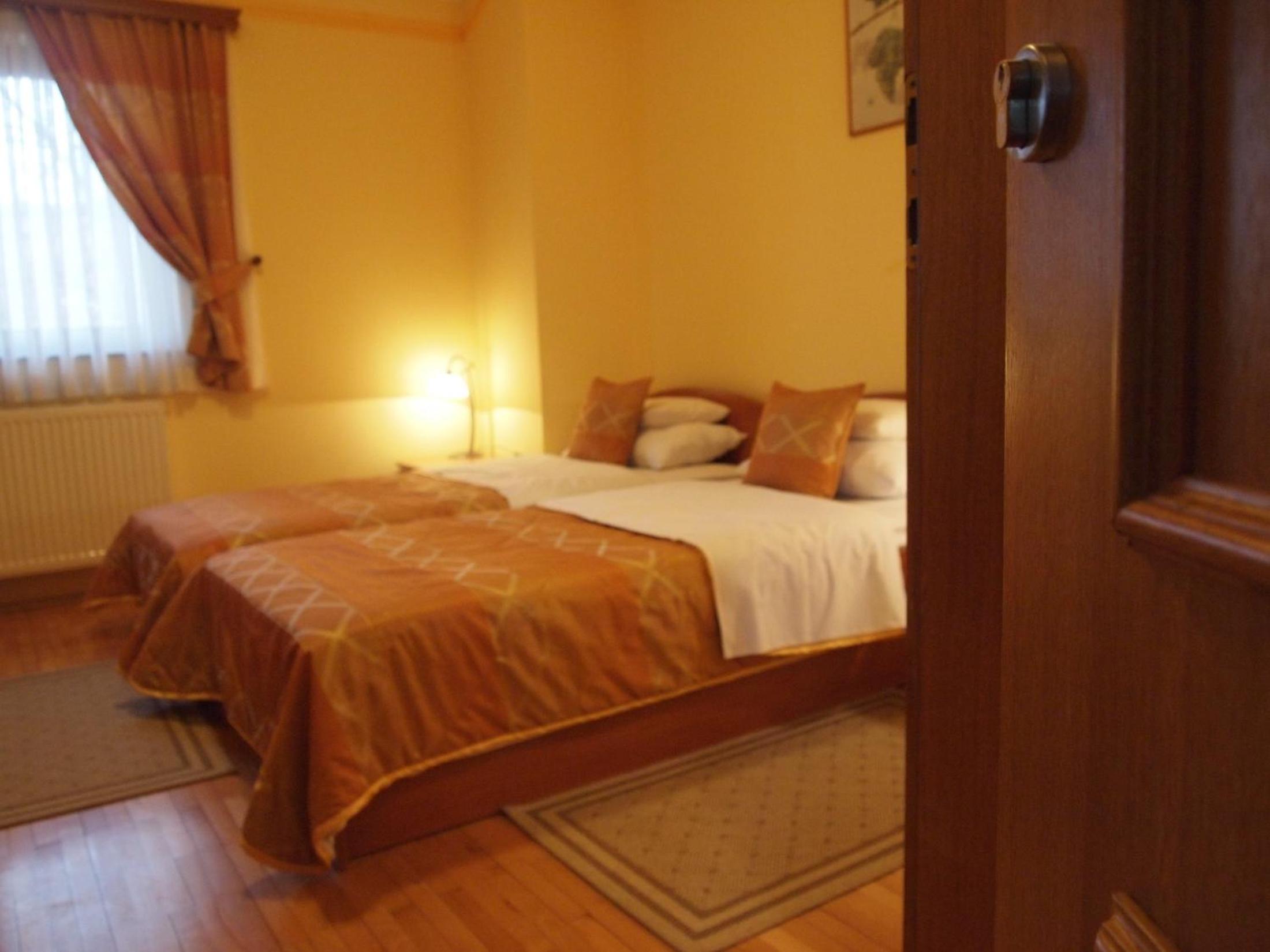 Double or Twin Room - Photo 5