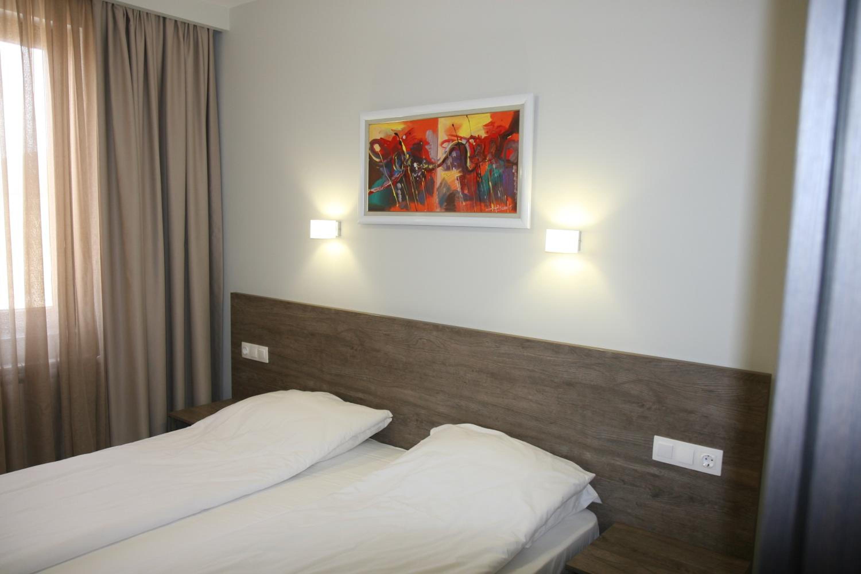 Double Room with Lake View - Photo 6