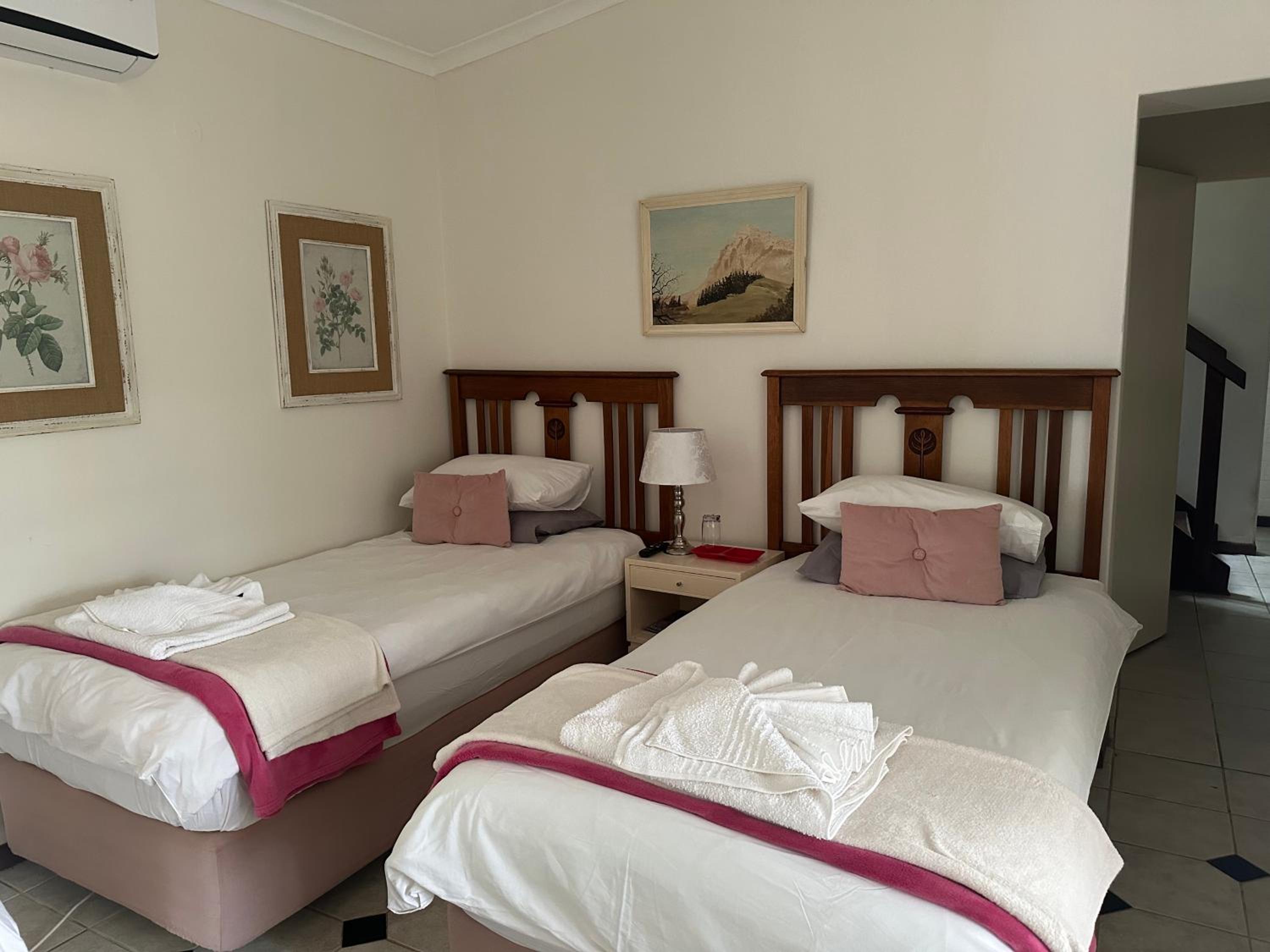 Standard Twin Room - Photo 8