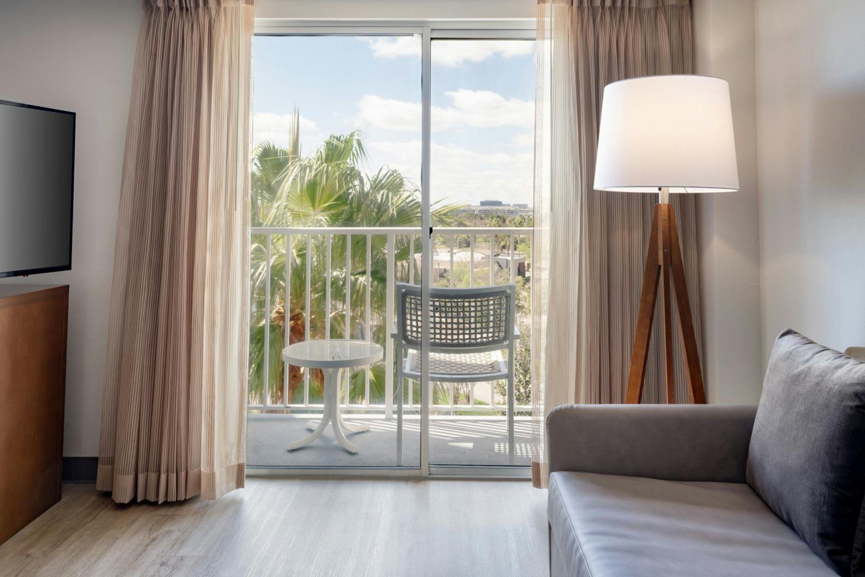One-Bedroom Queen Suite with Sofa Bed and Balcony - Photo 4