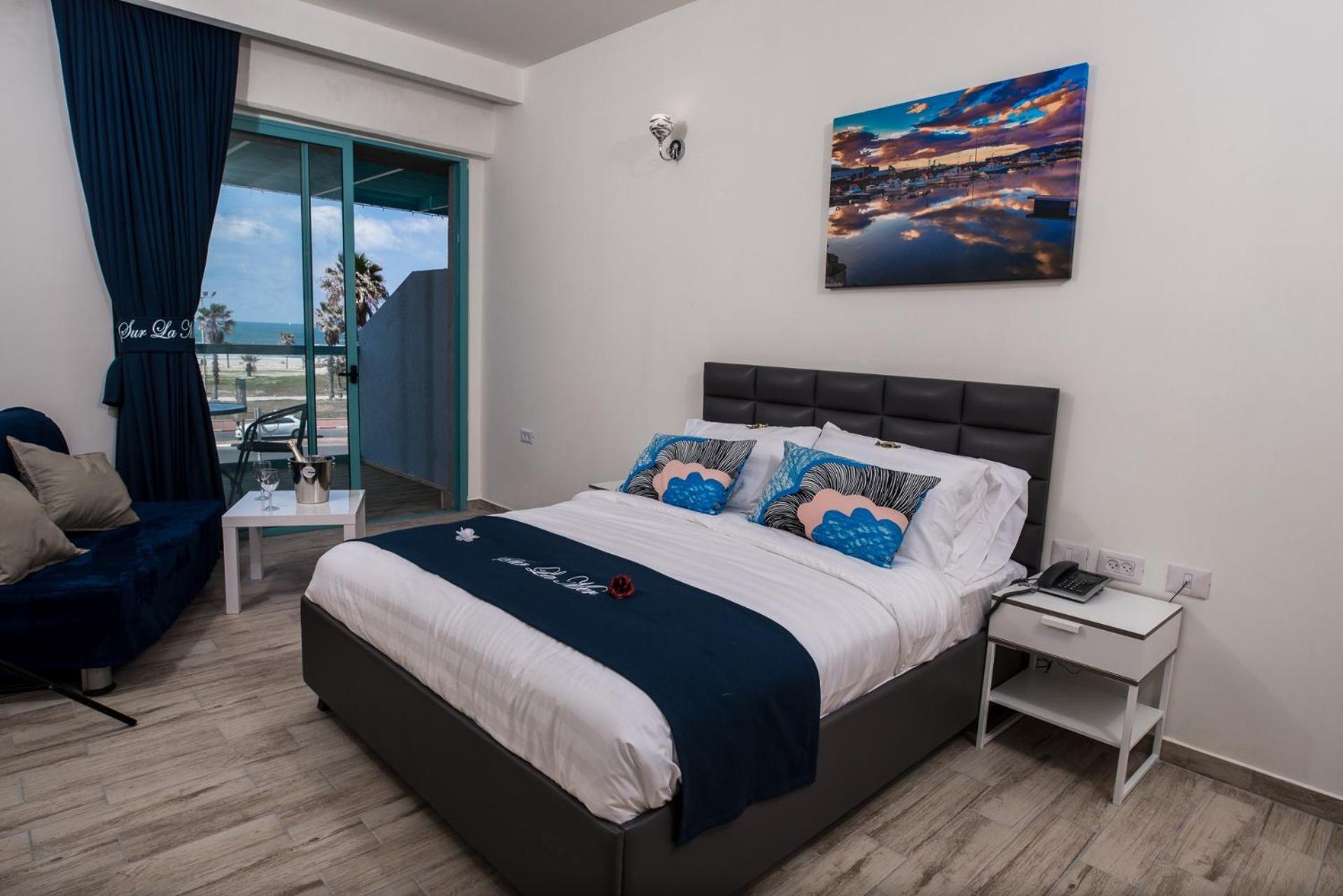 Deluxe Suite with Balcony and Sea View photo 3