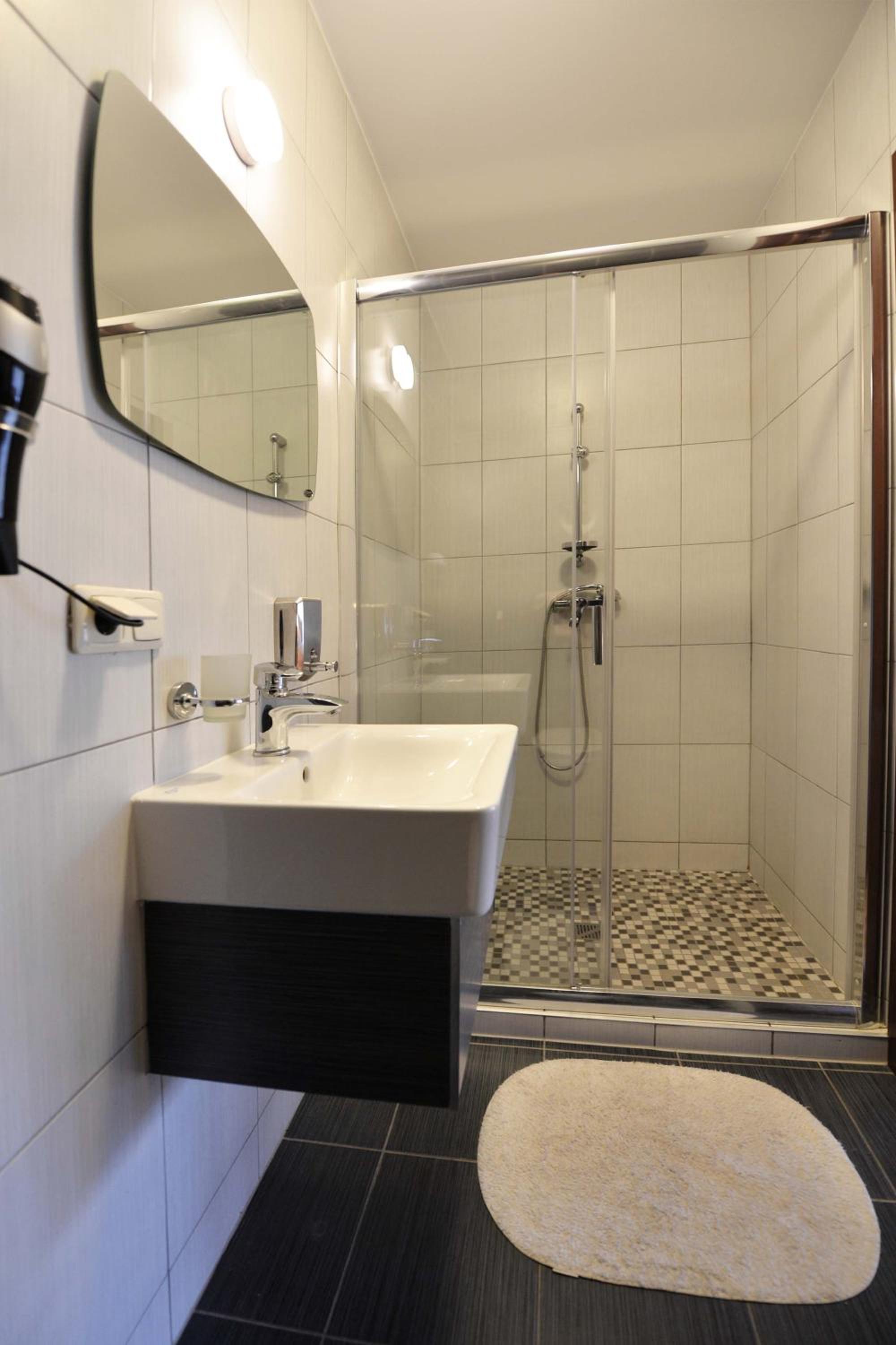 Double or Twin Room - Photo 4